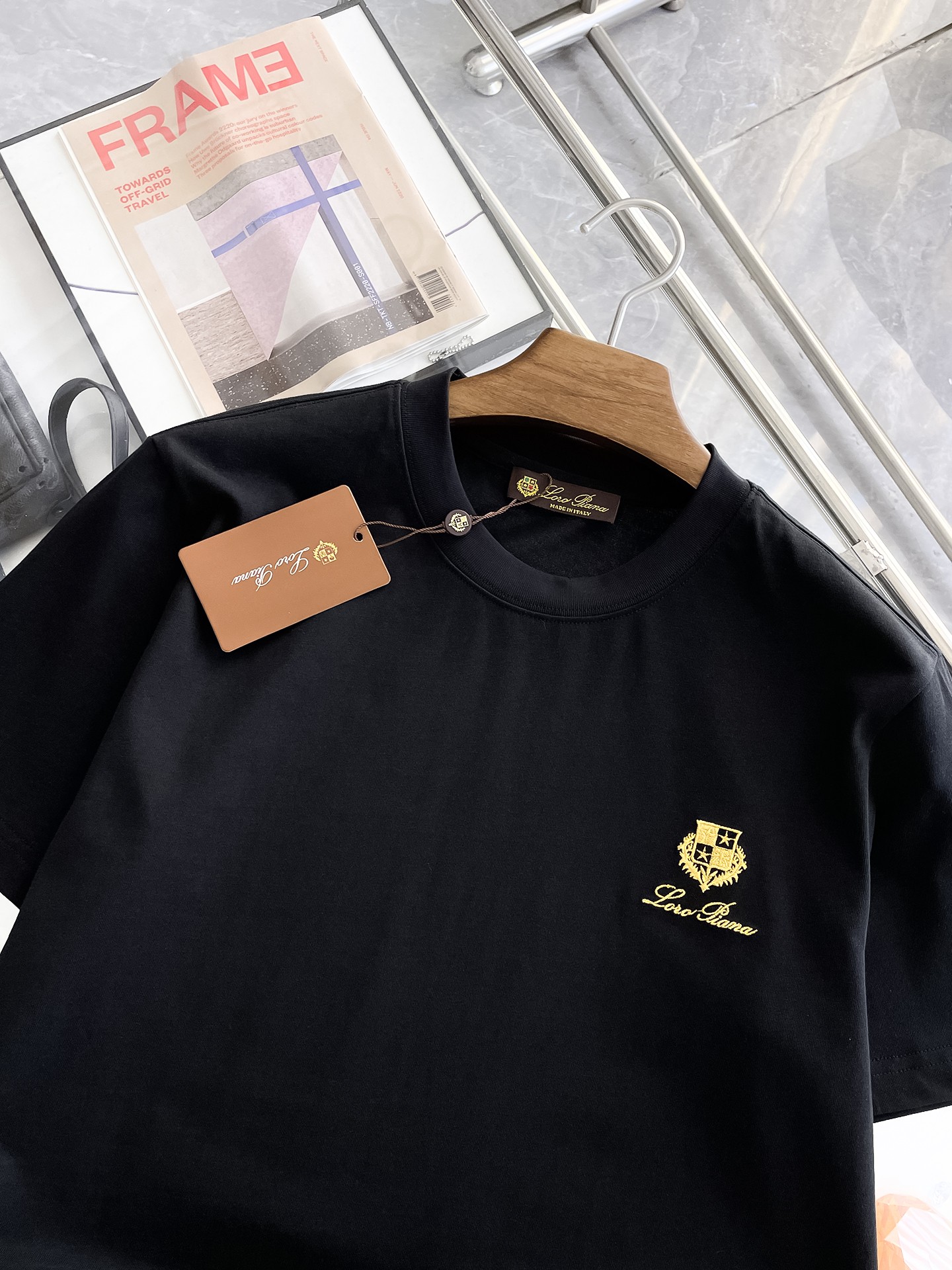  LP 高定面料 玉蚕丝般的丝滑 2025春夏新品上市🍃时尚经典圆领短袖👍🏻时尚单品设计，更加时尚舒适，