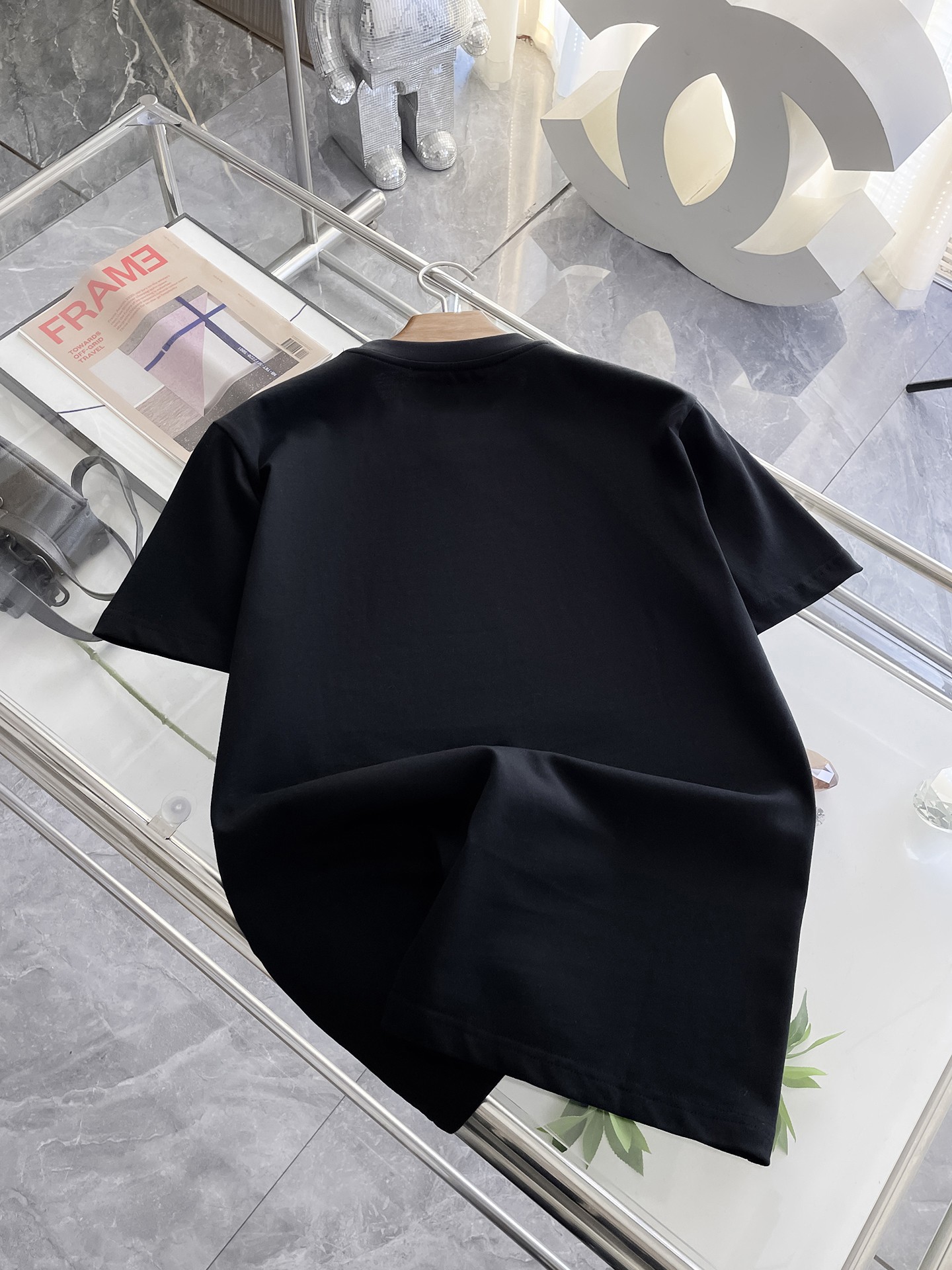  LP 高定面料 玉蚕丝般的丝滑 2025春夏新品上市🍃时尚经典圆领短袖👍🏻时尚单品设计，更加时尚舒适，