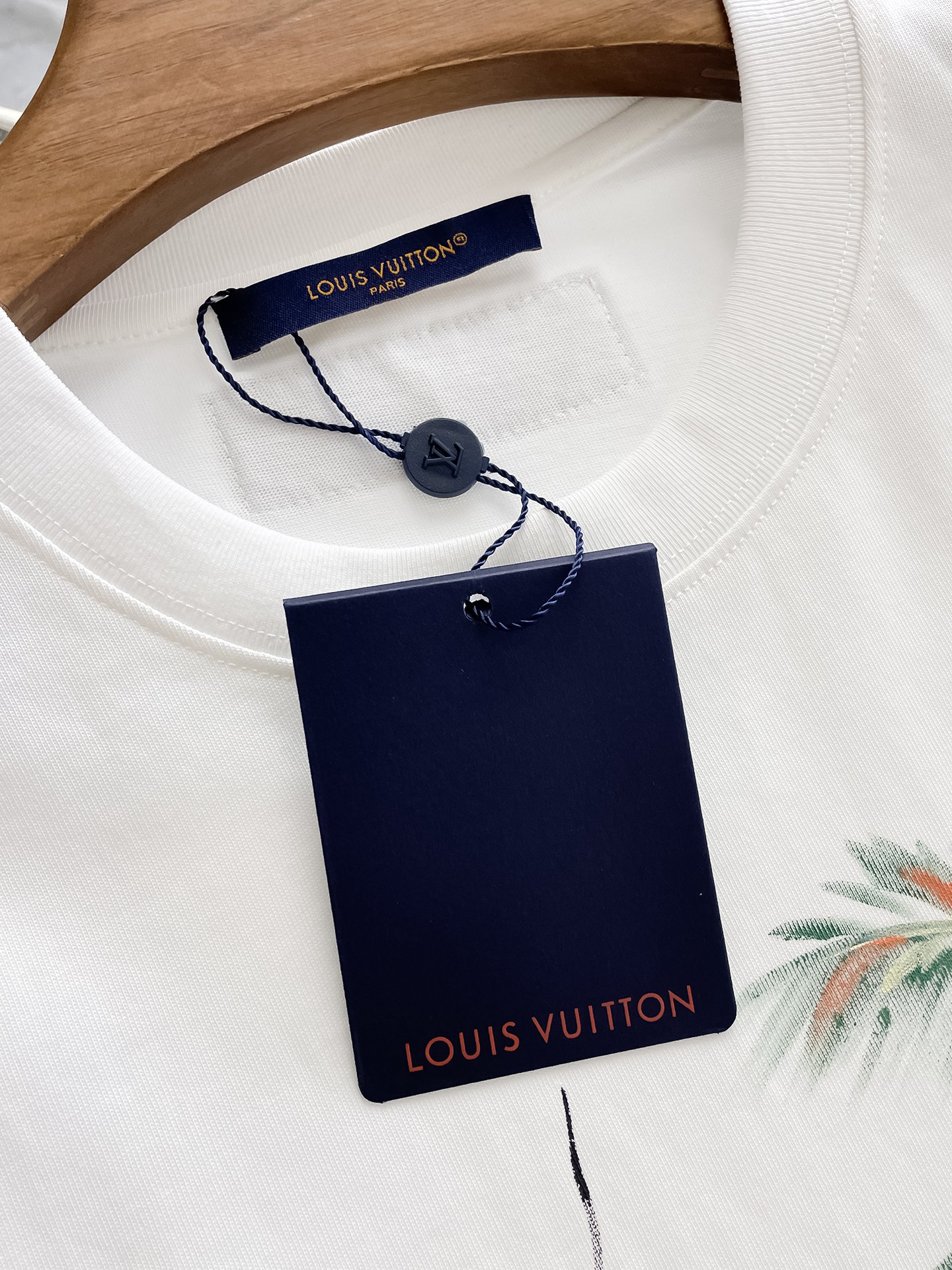  LV 高定面料 玉蚕丝般的丝滑 2025春夏新品上市🍃时尚经典圆领短袖👍🏻时尚单品设计，更加时尚舒适，