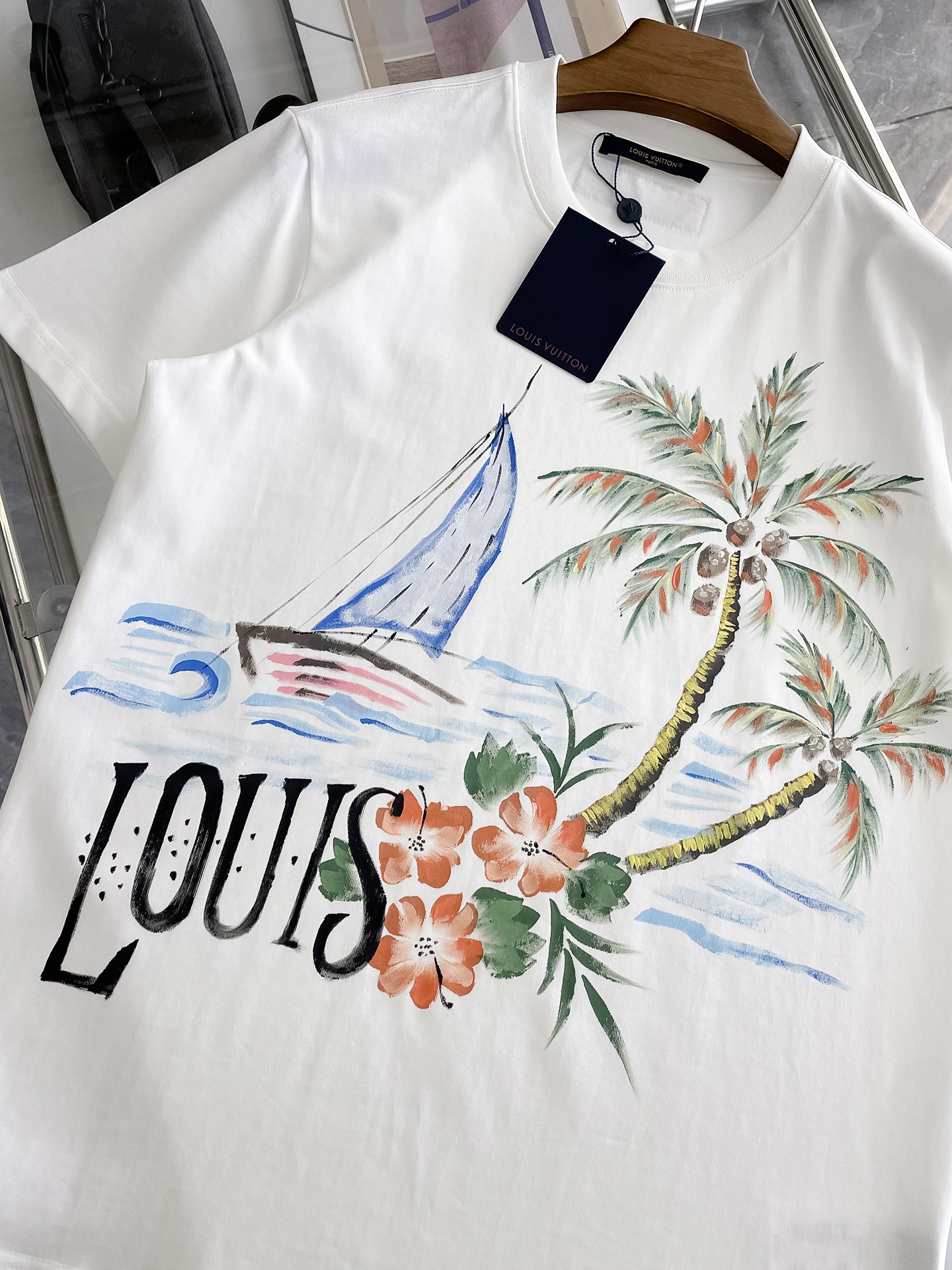  LV 高定面料 玉蚕丝般的丝滑 2025春夏新品上市🍃时尚经典圆领短袖👍🏻时尚单品设计，更加时尚舒适，