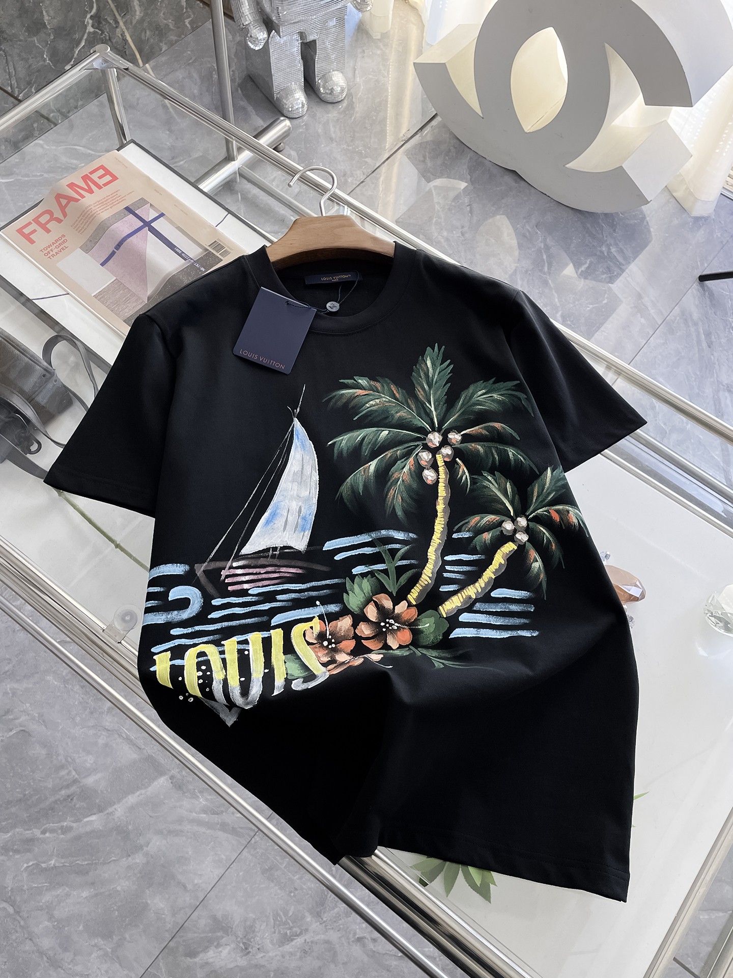  LV 高定面料 玉蚕丝般的丝滑 2025春夏新品上市🍃时尚经典圆领短袖👍🏻时尚单品设计，更加时尚舒适，