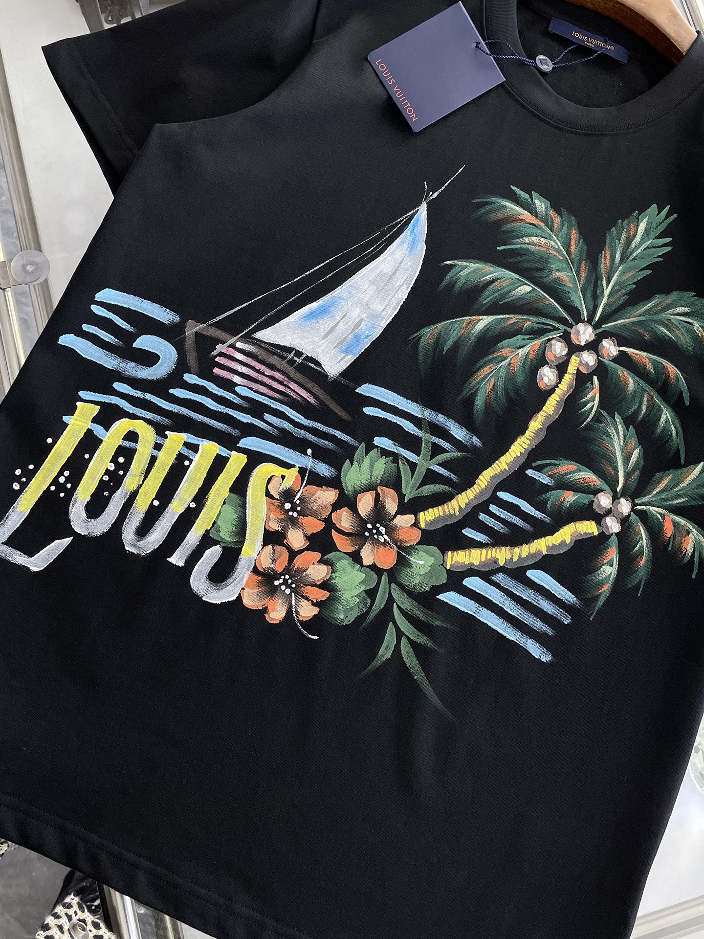  LV 高定面料 玉蚕丝般的丝滑 2025春夏新品上市🍃时尚经典圆领短袖👍🏻时尚单品设计，更加时尚舒适，