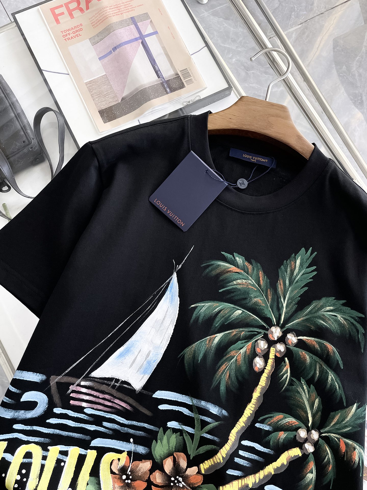  LV 高定面料 玉蚕丝般的丝滑 2025春夏新品上市🍃时尚经典圆领短袖👍🏻时尚单品设计，更加时尚舒适，