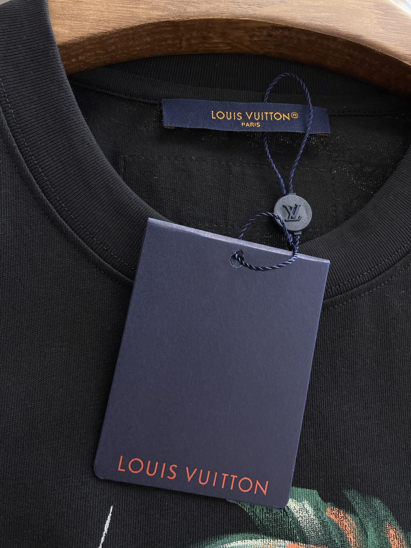  LV 高定面料 玉蚕丝般的丝滑 2025春夏新品上市🍃时尚经典圆领短袖👍🏻时尚单品设计，更加时尚舒适，