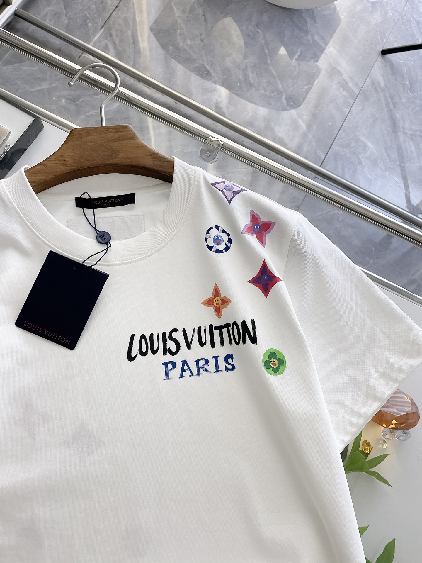  LV 高定面料 玉蚕丝般的丝滑 2025春夏新品上市🍃时尚经典圆领短袖👍🏻时尚单品设计，更加时尚舒适，