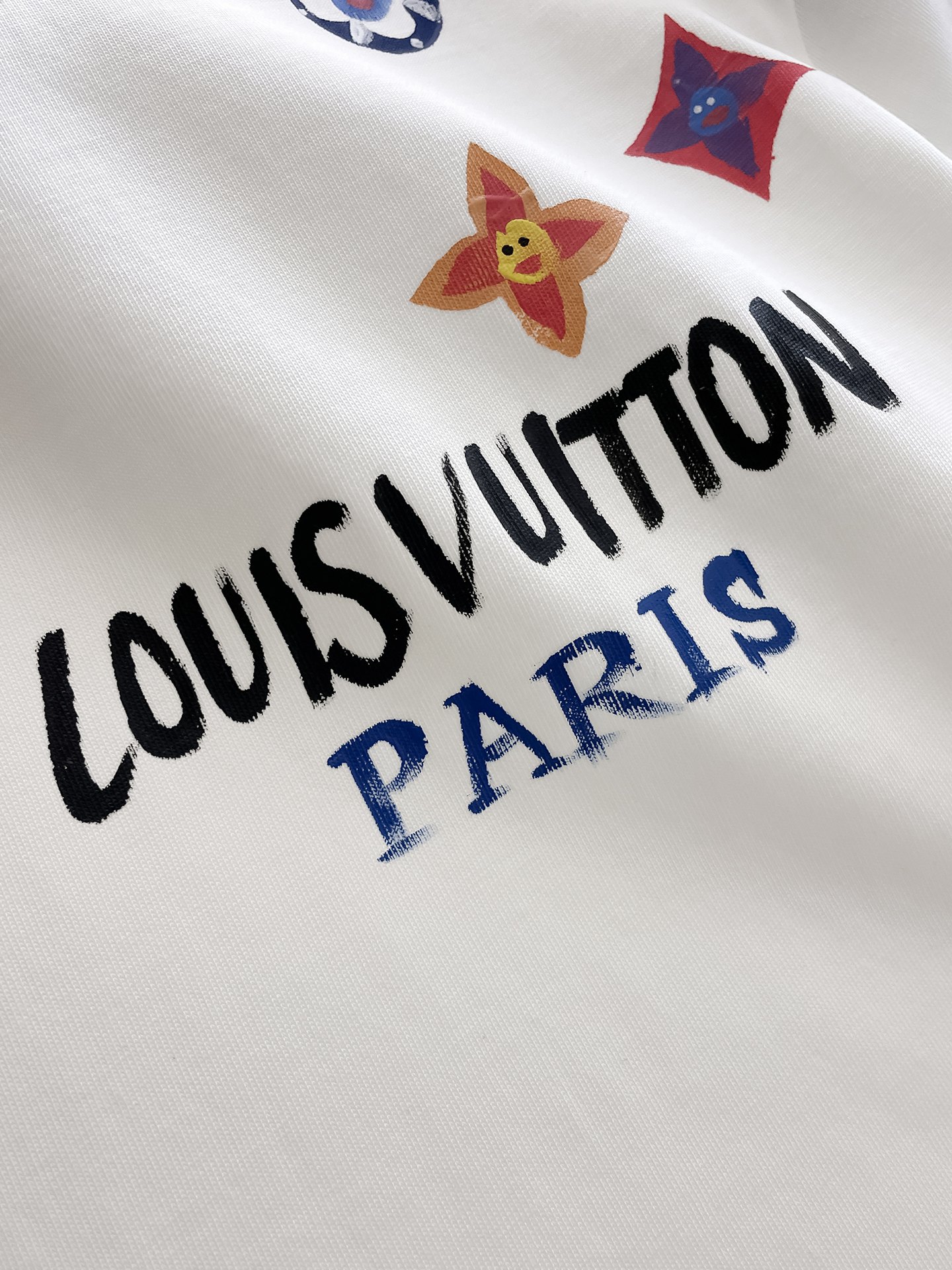  LV 高定面料 玉蚕丝般的丝滑 2025春夏新品上市🍃时尚经典圆领短袖👍🏻时尚单品设计，更加时尚舒适，