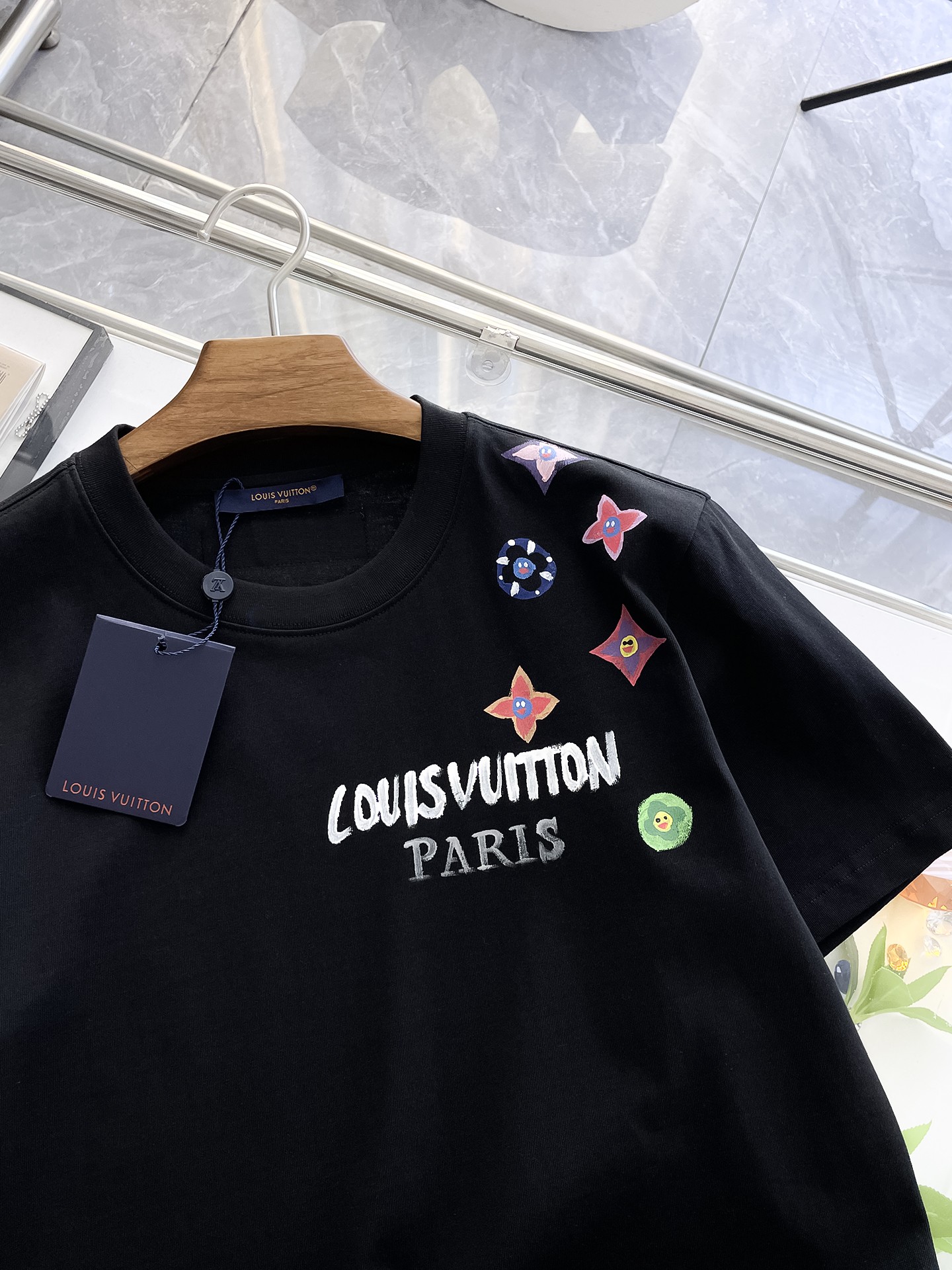  LV 高定面料 玉蚕丝般的丝滑 2025春夏新品上市🍃时尚经典圆领短袖👍🏻时尚单品设计，更加时尚舒适，