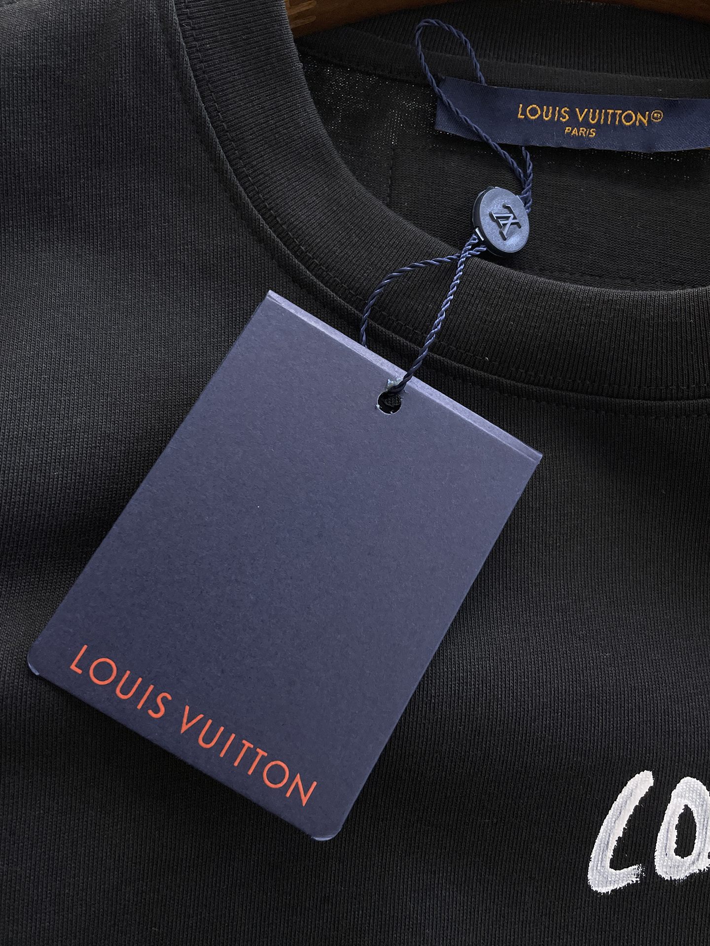  LV 高定面料 玉蚕丝般的丝滑 2025春夏新品上市🍃时尚经典圆领短袖👍🏻时尚单品设计，更加时尚舒适，