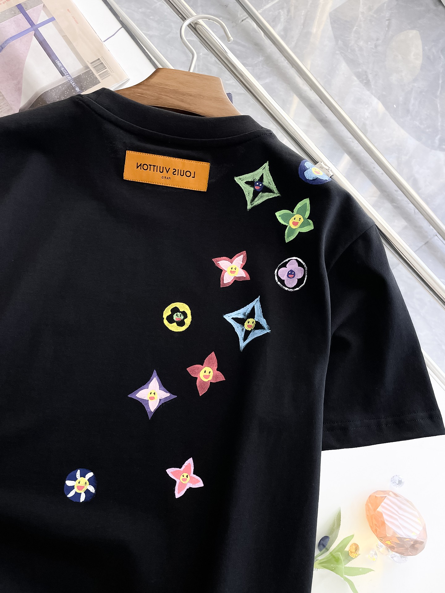  LV 高定面料 玉蚕丝般的丝滑 2025春夏新品上市🍃时尚经典圆领短袖👍🏻时尚单品设计，更加时尚舒适，