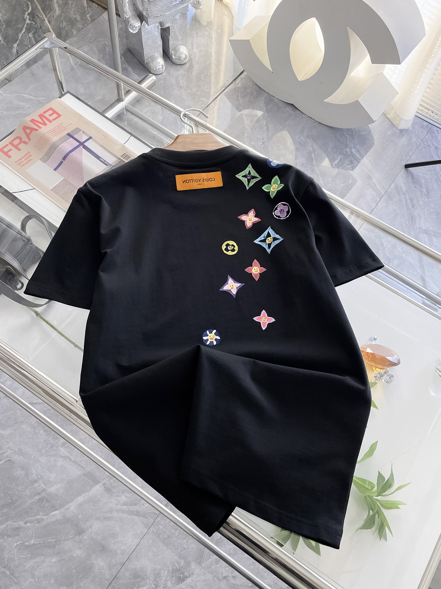  LV 高定面料 玉蚕丝般的丝滑 2025春夏新品上市🍃时尚经典圆领短袖👍🏻时尚单品设计，更加时尚舒适，