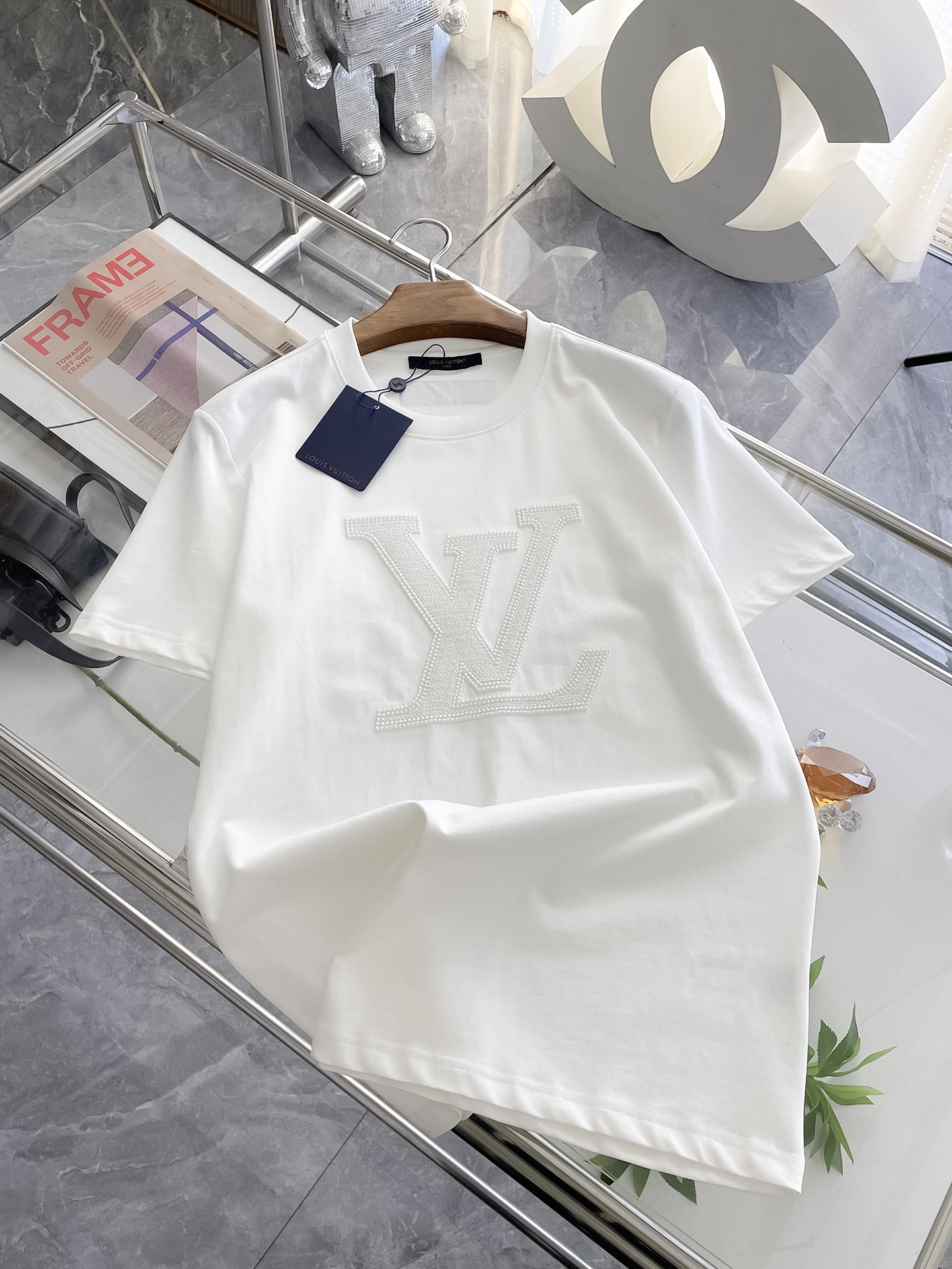  LV 高定面料 玉蚕丝般的丝滑 2025春夏新品上市🍃时尚经典圆领短袖👍🏻时尚单品设计，更加时尚舒适，