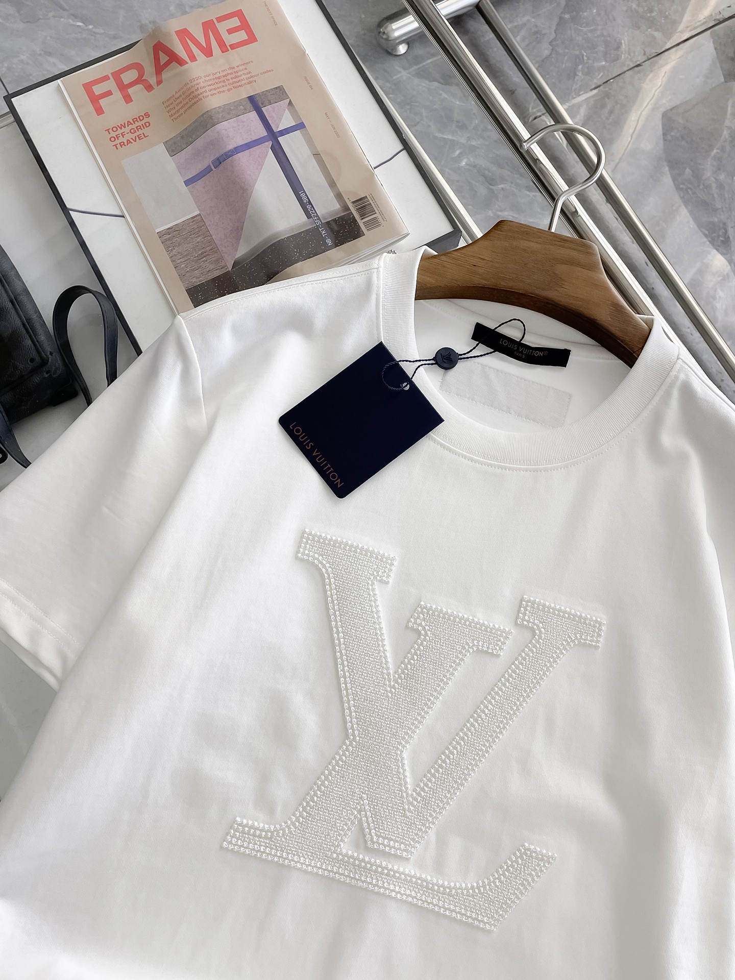 LV 高定面料 玉蚕丝般的丝滑 2025春夏新品上市🍃时尚经典圆领短袖👍🏻时尚单品设计，更加时尚舒适，