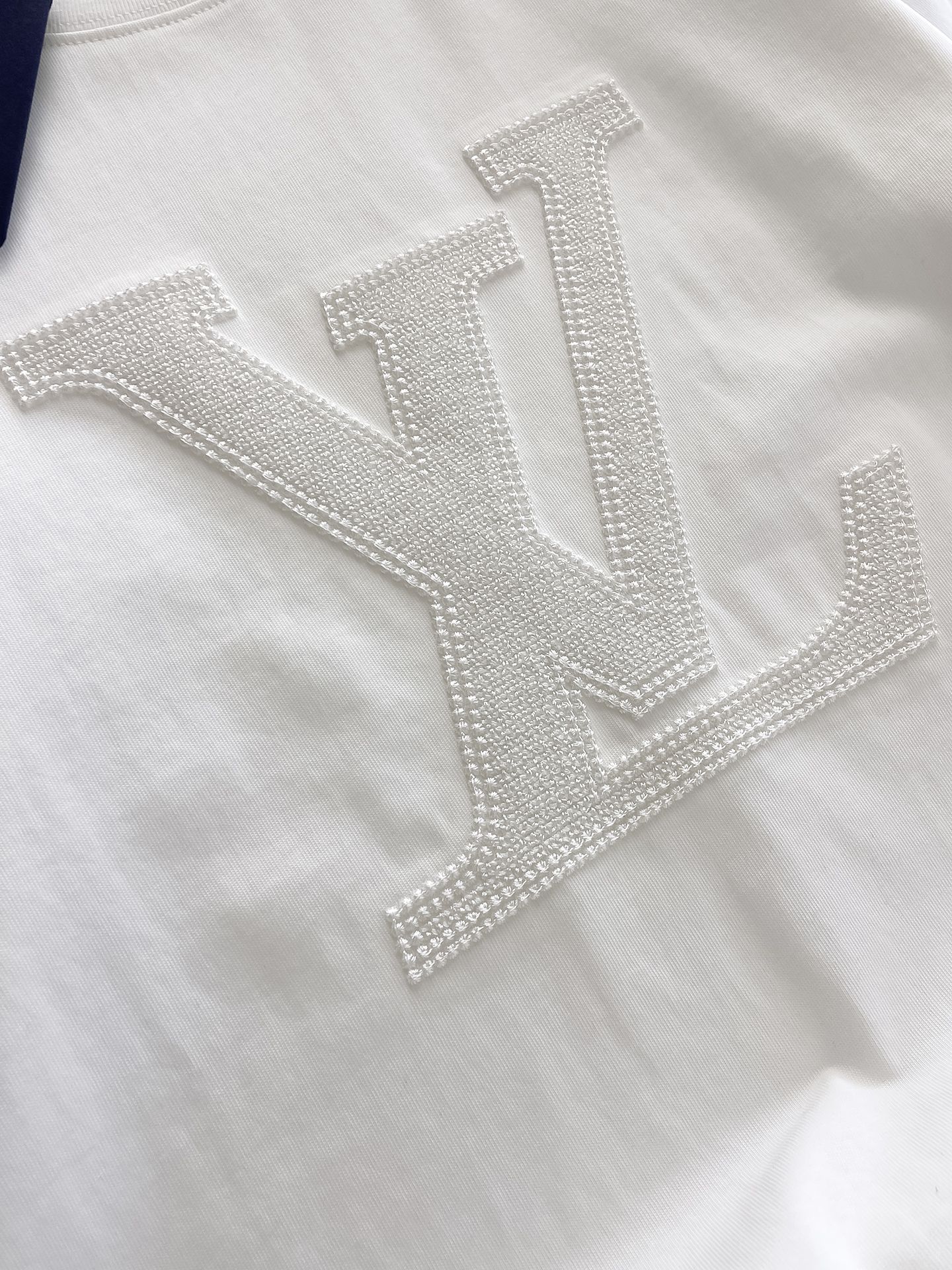  LV 高定面料 玉蚕丝般的丝滑 2025春夏新品上市🍃时尚经典圆领短袖👍🏻时尚单品设计，更加时尚舒适，