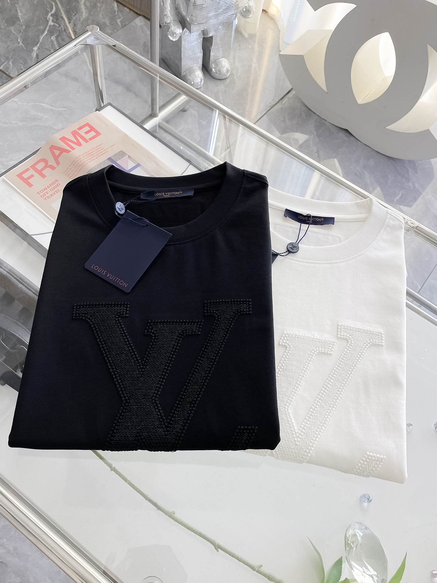  LV 高定面料 玉蚕丝般的丝滑 2025春夏新品上市🍃时尚经典圆领短袖👍🏻时尚单品设计，更加时尚舒适，