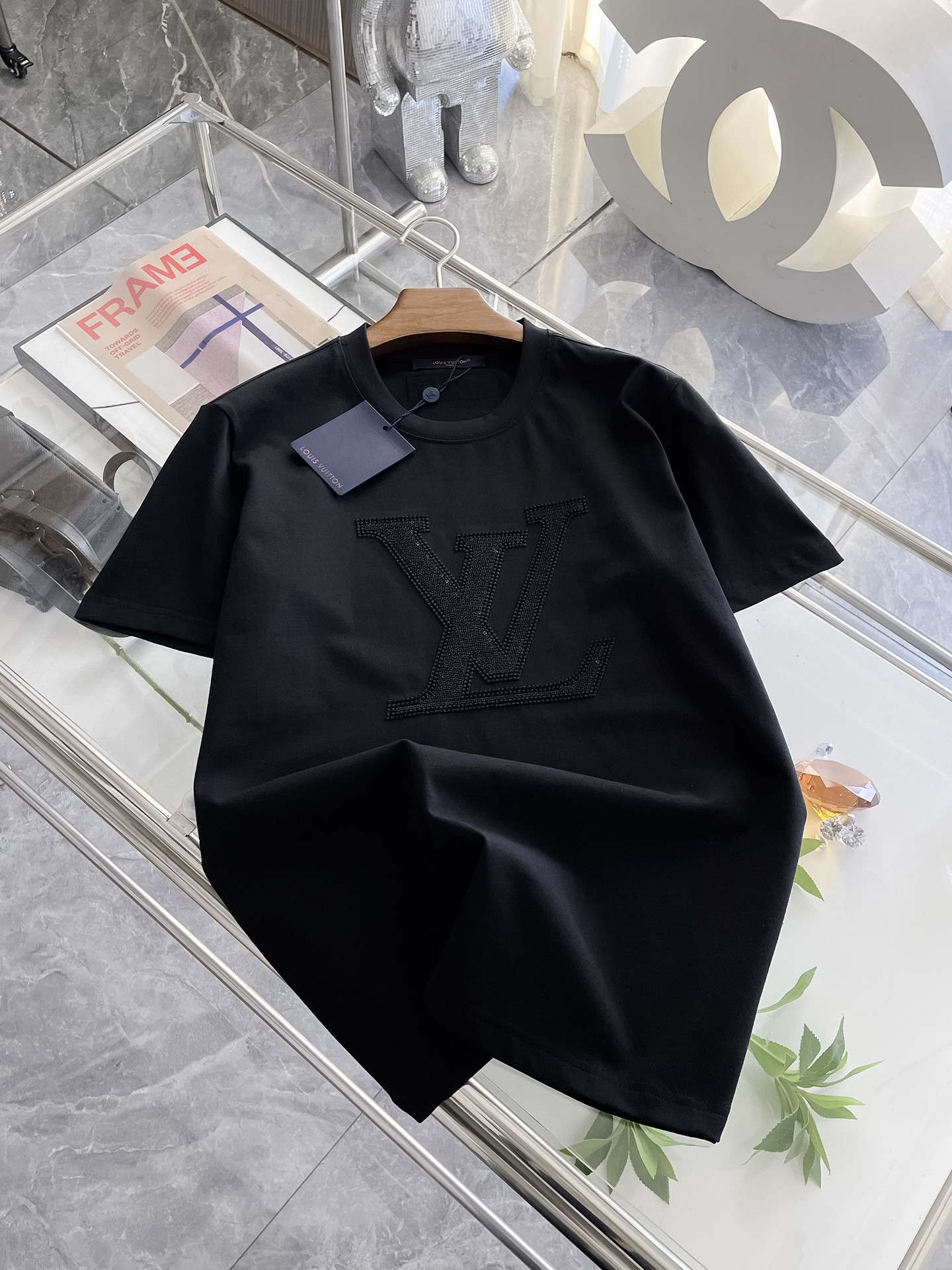  LV 高定面料 玉蚕丝般的丝滑 2025春夏新品上市🍃时尚经典圆领短袖👍🏻时尚单品设计，更加时尚舒适，