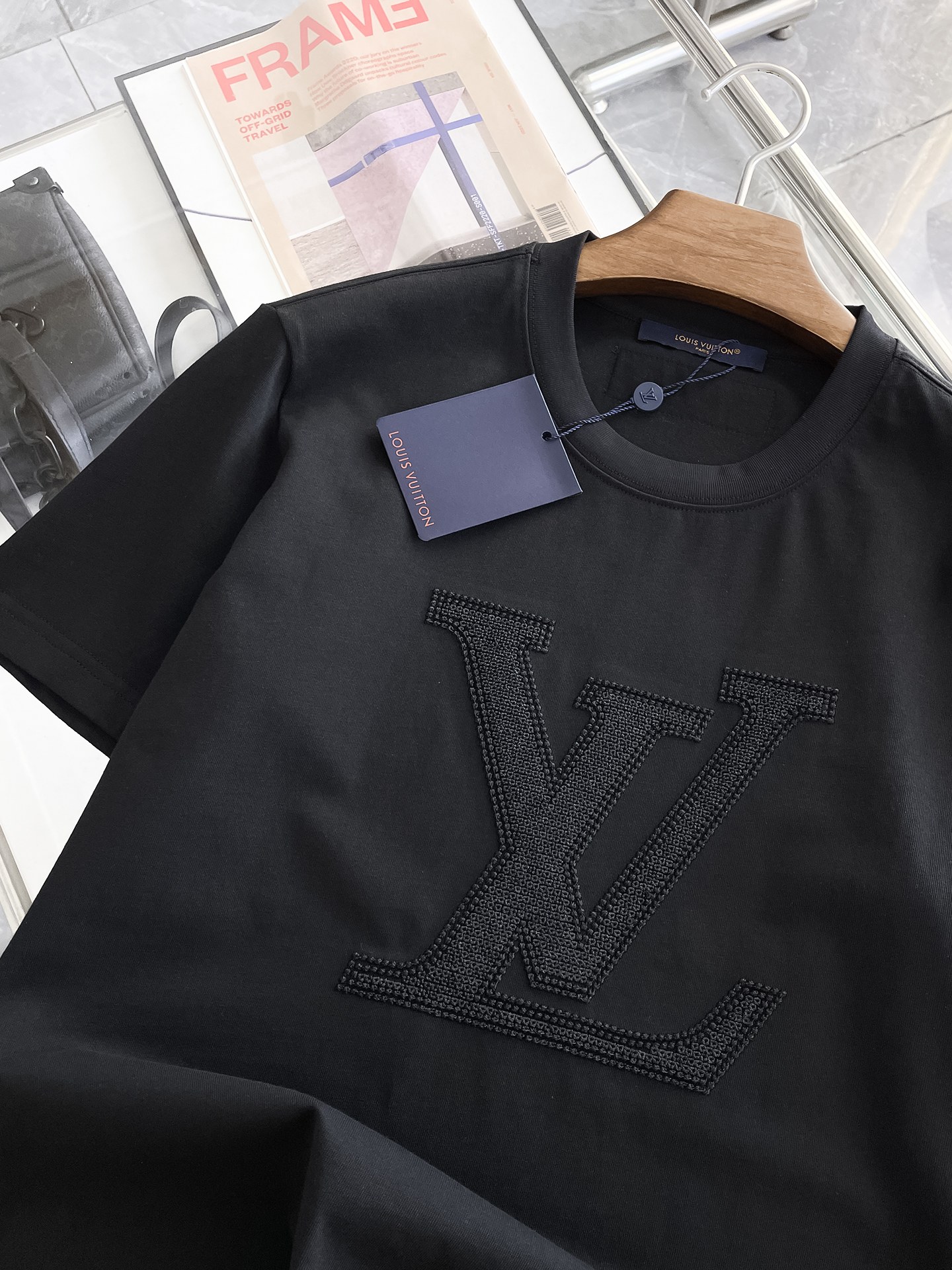  LV 高定面料 玉蚕丝般的丝滑 2025春夏新品上市🍃时尚经典圆领短袖👍🏻时尚单品设计，更加时尚舒适，