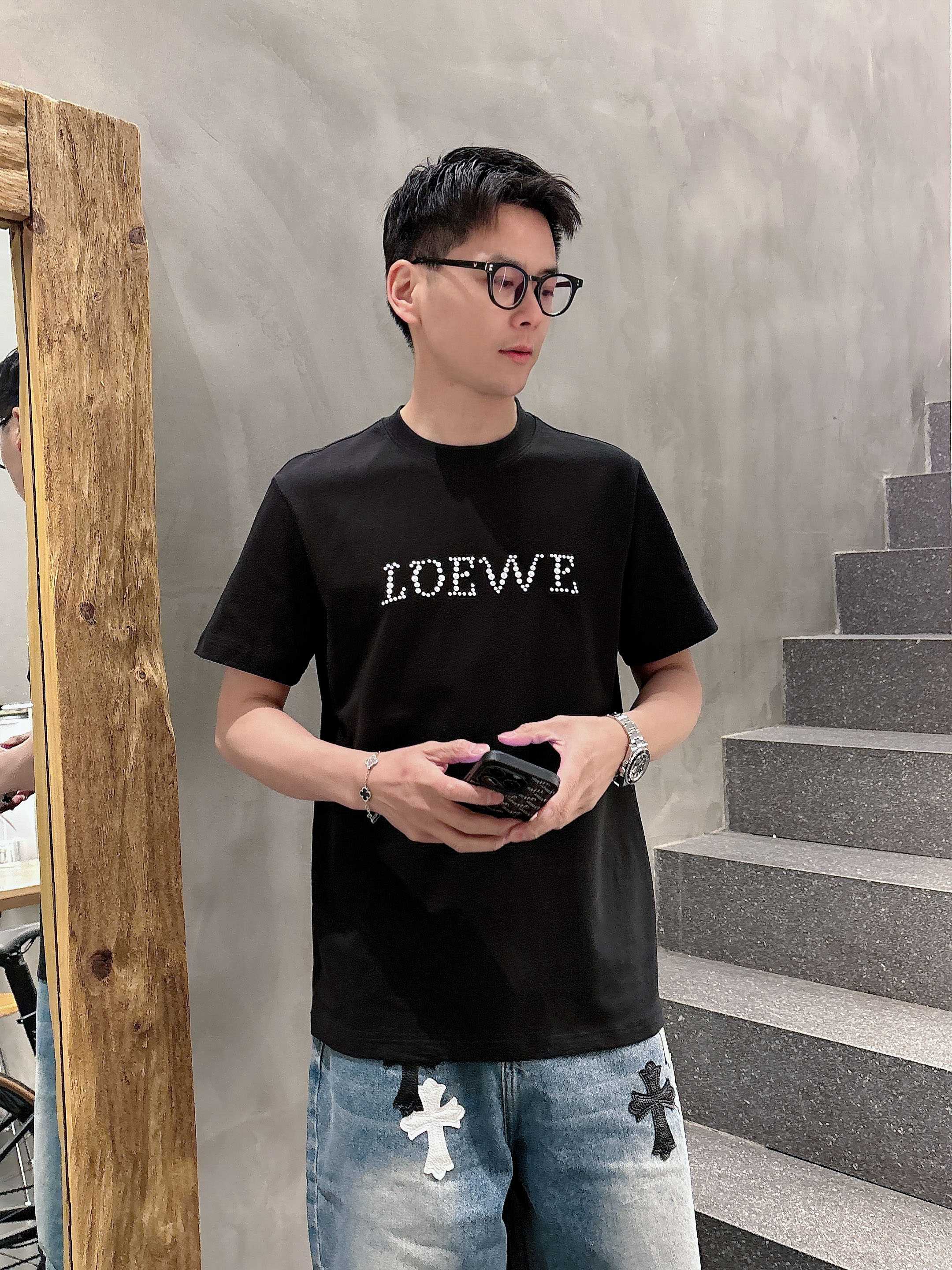 NO:121788,# Luo Yiwei Haute Clothing Fabrics, Jade Silk-like Slim, 2025 Spring and Summer New Products are launched in the market, fashionable classic round neck short-sleeved fashion item design, more fashionable and comfortable, high-standard new craftsmanship customization, the upper body is very stylish, customer-supplied auxiliary materials, customer-supplied imported high-end fabrics with very delicate texture, exquisite details and exquisite craftsmanship, and extremely shaping items, which can be matched with any fashion, and the style is super good. A must-have item for trendy men Size M-XXXL Color black. White, loewe, T-shirt, alexander wang19860909# 罗意威 高定面料 玉蚕丝般的丝滑 2025春夏新品上市时尚经典圆领短袖时尚单品设计,更加时尚舒适,高标准全新工艺定制,上身非常有型, 客供辅料,客供进口高档面料质感非常细腻,细节工艺精湛考究,塑造性极高的一款单品,任何时装都可以搭配,版型超级好 潮男必备单品 尺码M-XXXL 颜色黑. 白,,loewe,T-shirt,alexander wang,Men's clothing