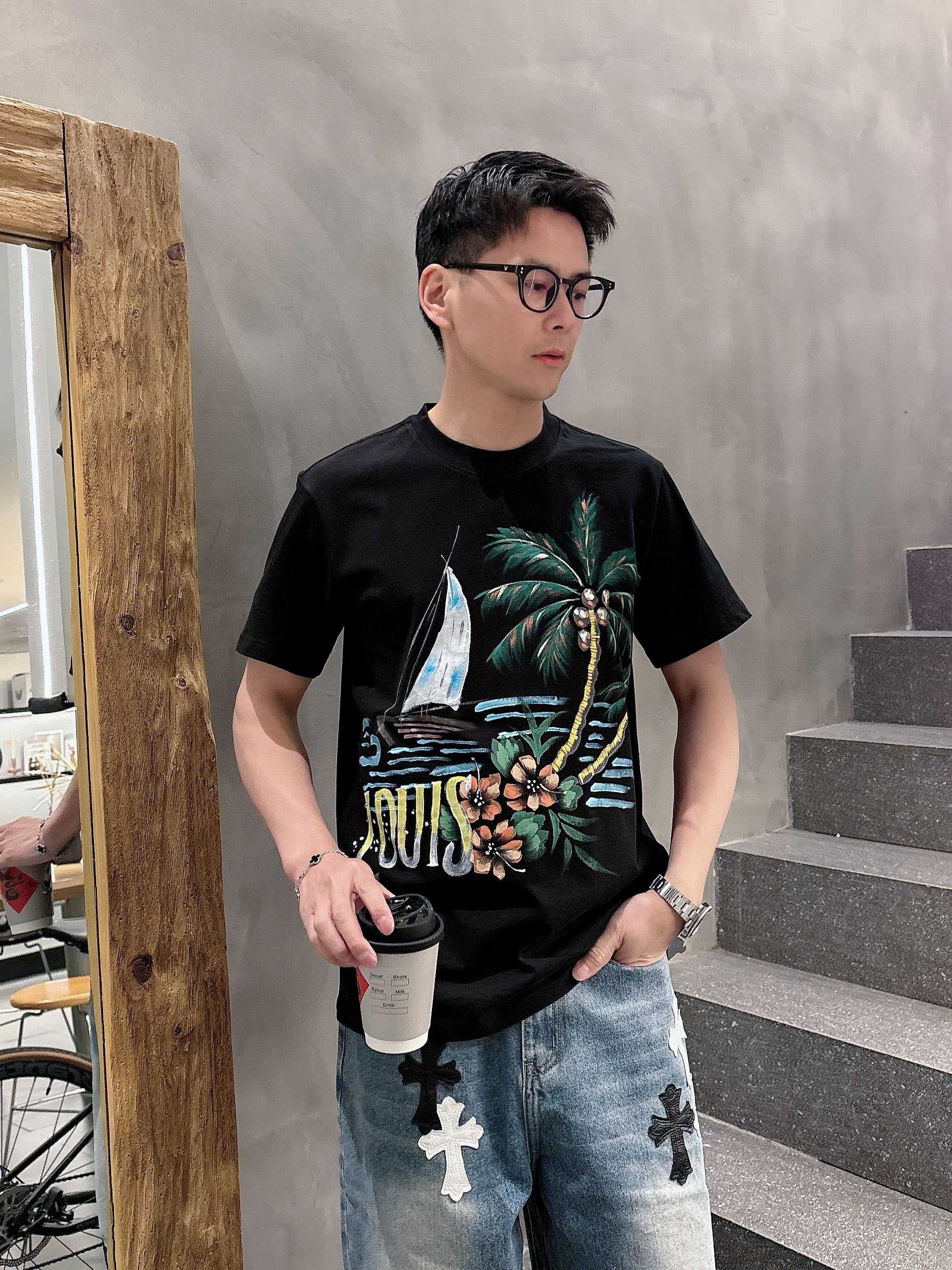 NO:121792,# LV high-end fabric, silky silky, new spring and summer 2025 new products are launched in the market, fashionable classic round neck short-sleeved fashion item design, more fashionable and comfortable, high-standard customization, very stylish upper body, manual hand-painted craftsmanship, customer-supplied auxiliary materials, customer-supplied imported high-end fabric with very delicate texture, exquisite details and exquisite craftsmanship, extremely shaping item, can be matched with any fashion, super good style, a must-have item for trendy men Size M-XXXL Color black. White,,louis vuitton, T-shirt, alexander wang19860909# LV 高定面料 玉蚕丝般的丝滑 2025春夏新品上市时尚经典圆领短袖时尚单品设计,更加时尚舒适,高标准定制,上身非常有型,人工手绘工艺, 客供辅料,客供进口高档面料质感非常细腻,细节工艺精湛考究,塑造性极高的一款单品,任何时装都可以搭配,版型超级好 潮男必备单品 尺码M-XXXL 颜色黑. 白,,louis vuitton,T-shirt,alexander wang,Men's clothing