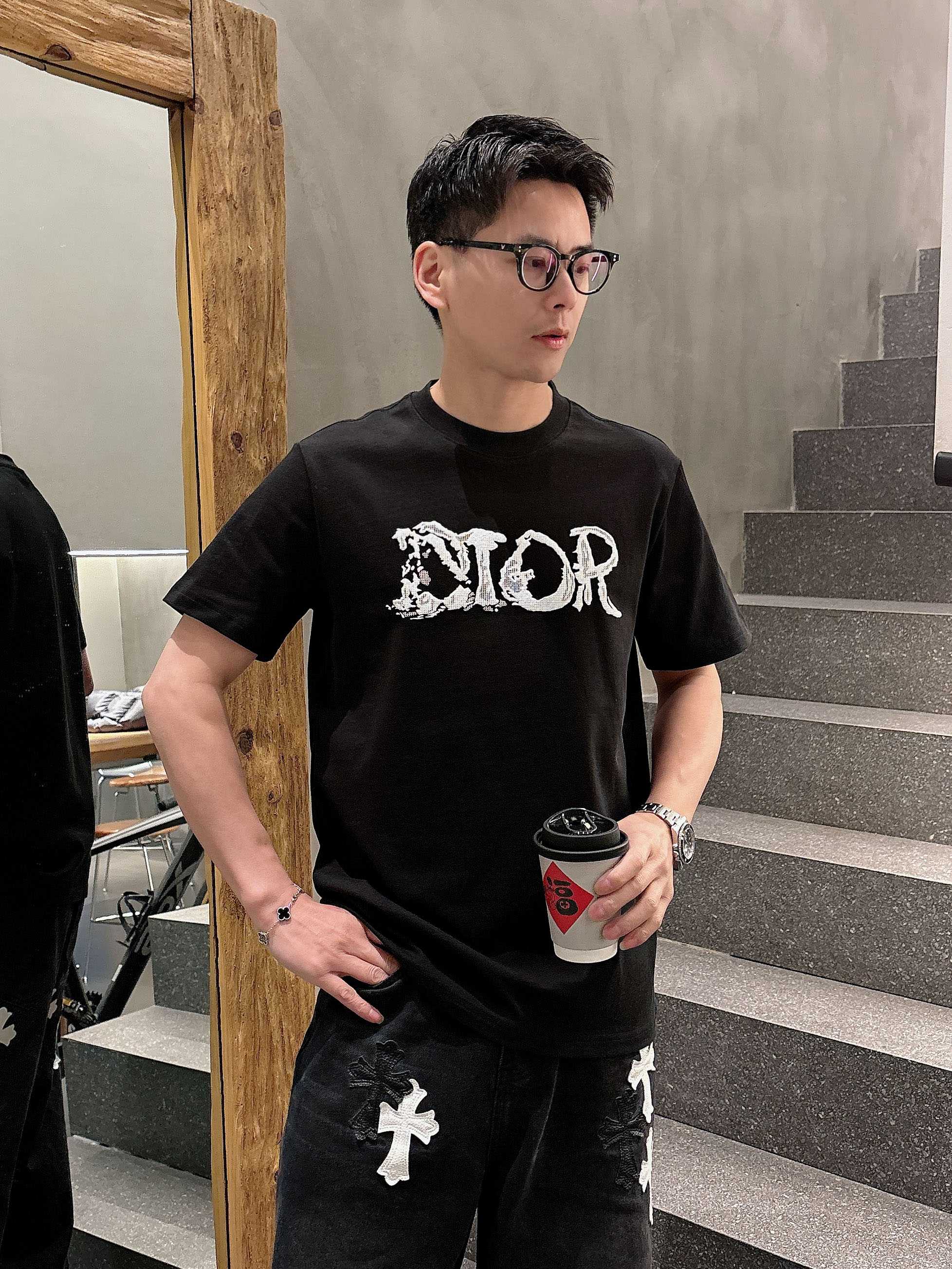 NO:121794,# Dior High-end fabric, silky silky, new spring and summer 2025 new products are launched in the market, fashionable classic round neck short-sleeved fashion item design, more fashionable and comfortable, high-standard customization, very stylish upper body, customer-supplied auxiliary materials, customer-supplied imported high-end fabric with very delicate texture, exquisite details and exquisite craftsmanship, extremely shaping item, can be matched with any fashion, super good style, a must-have item for trendy men Size M-XXXL Color black. White, dior, T-shirt, alexander wang19860909# 迪奥 高定面料 玉蚕丝般的丝滑 2025春夏新品上市时尚经典圆领短袖时尚单品设计,更加时尚舒适,高标准定制,上身非常有型, 客供辅料,客供进口高档面料质感非常细腻,细节工艺精湛考究,塑造性极高的一款单品,任何时装都可以搭配,版型超级好 潮男必备单品 尺码M-XXXL 颜色黑. 白,,dior,T-shirt,alexander wang,Men's clothing