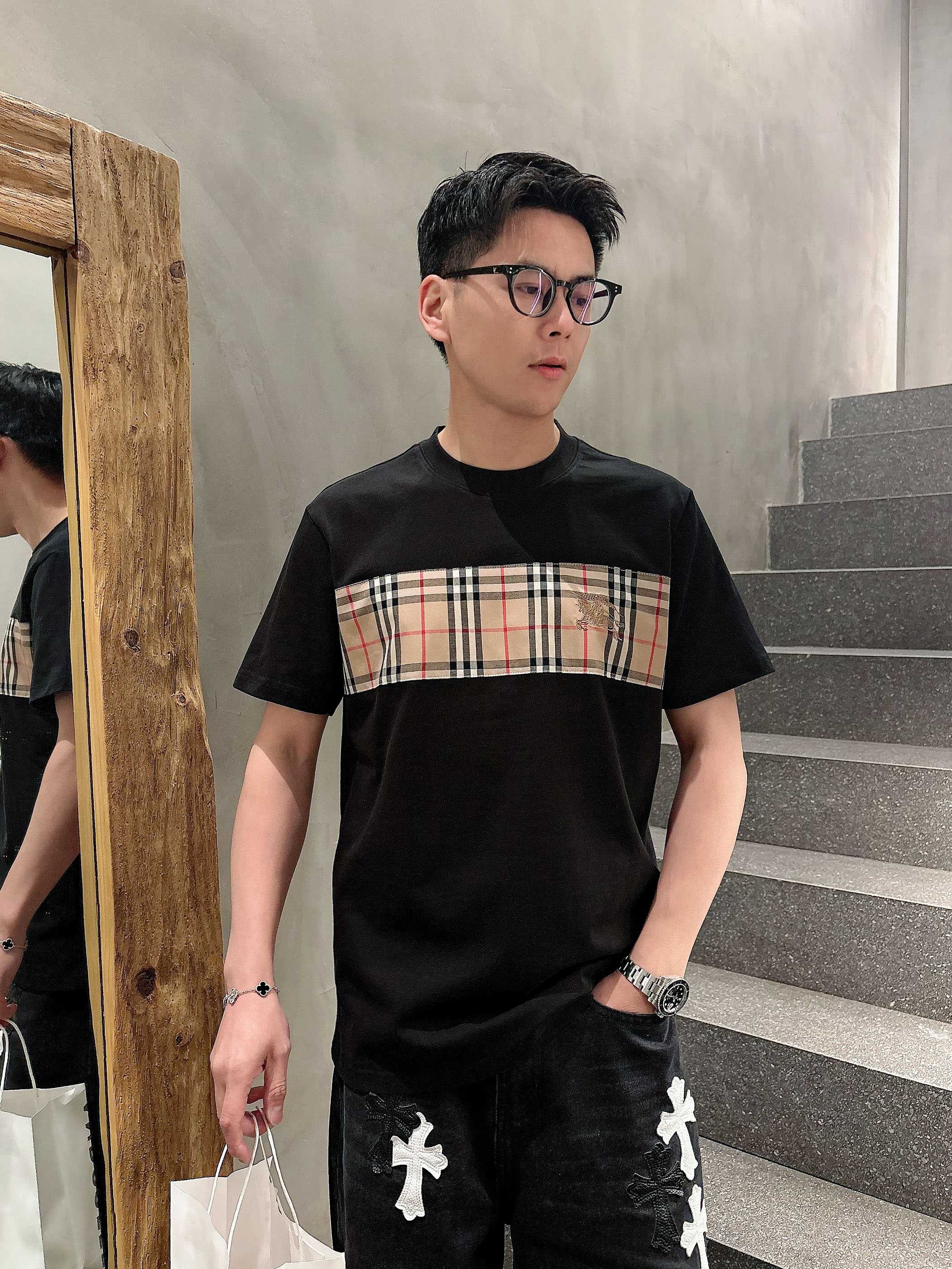 NO:121769,# Burberry, haute couture fabric, jade silky silky, new spring and summer 2025 products are launched in the market, fashionable classic round neck short-sleeved fashion item design, more fashionable and comfortable, high-standard customization, very stylish upper body, classic embroidery craftsmanship, customer-supplied auxiliary materials, customer-supplied imported high-end fabric with very delicate texture, exquisite details and exquisite craftsmanship, extremely shaping item, can be matched with any fashion, super good style, a must-have item for trendy men Size M-XXXL Color black. White, burberry, T-shirt, alexander wang19860909# 巴宝莉 高定面料 玉蚕丝般的丝滑 2025春夏新品上市时尚经典圆领短袖时尚单品设计,更加时尚舒适,高标准定制,上身非常有型,经典刺绣工艺, 客供辅料,客供进口高档面料质感非常细腻,细节工艺精湛考究,塑造性极高的一款单品,任何时装都可以搭配,版型超级好 潮男必备单品 尺码M-XXXL 颜色黑. 白,,burberry,T-shirt,alexander wang,Men's clothing