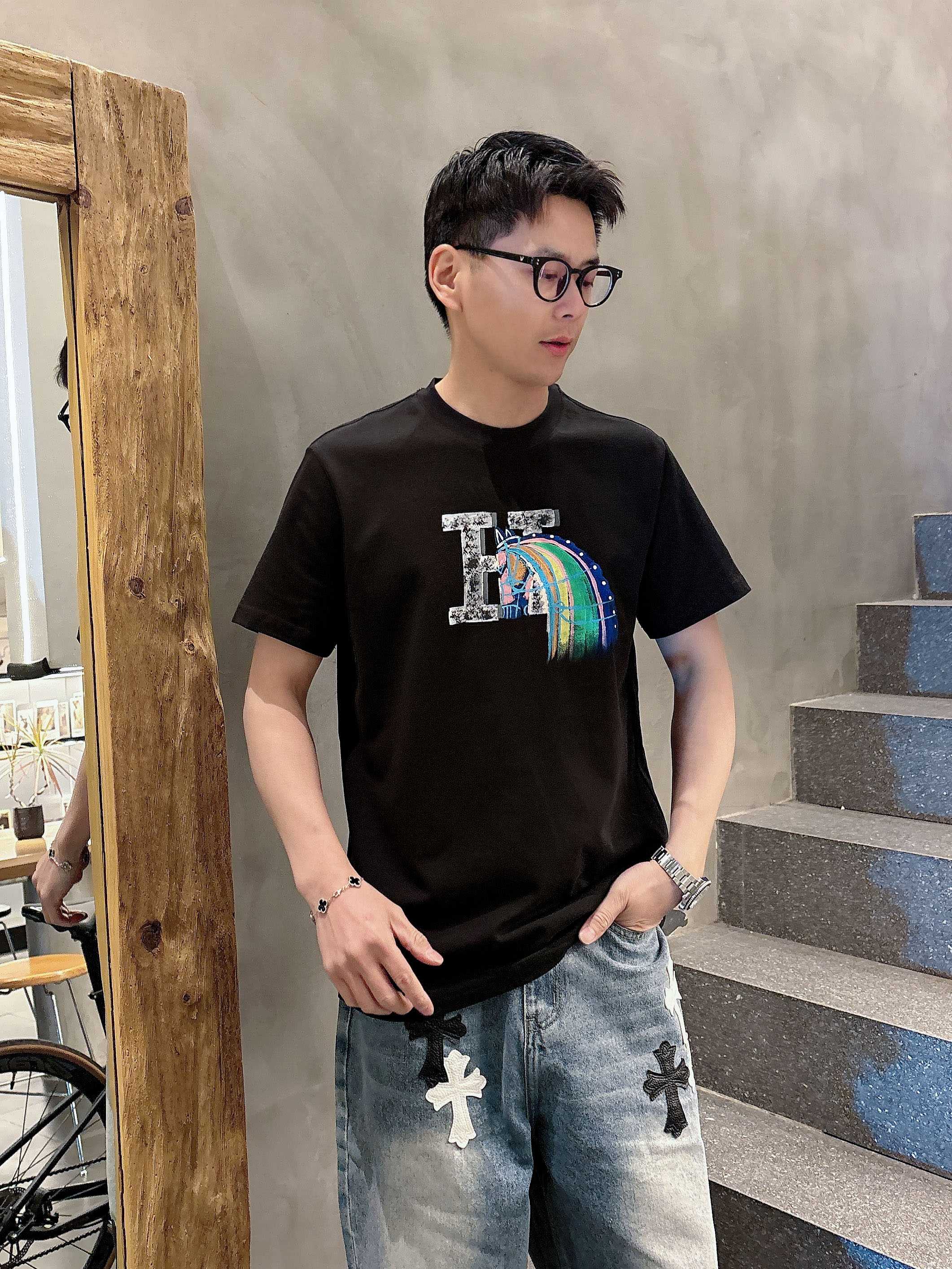 NO:121775,# Hermes high-end fabric, silky silky like jade silk. The new spring and summer 2025 new products are launched in the market, fashionable classic round neck short-sleeved fashion item design, more fashionable and comfortable, high-standard customization, very stylish upper body, manual hand-painted craftsmanship, customer-supplied auxiliary materials, customer-supplied imported high-end fabric with very delicate texture, exquisite details and exquisite craftsmanship, extremely shaping item, can be matched with any fashion, super good style, a must-have item for trendy men Size M-XXXL Color black. White,, hermes, T-shirt, alexander wang19860909# 爱马仕 高定面料 玉蚕丝般的丝滑 2025春夏新品上市时尚经典圆领短袖时尚单品设计,更加时尚舒适,高标准定制,上身非常有型,人工手绘工艺, 客供辅料,客供进口高档面料质感非常细腻,细节工艺精湛考究,塑造性极高的一款单品,任何时装都可以搭配,版型超级好 潮男必备单品 尺码M-XXXL 颜色黑. 白,,hermes,T-shirt,alexander wang,Men's clothing