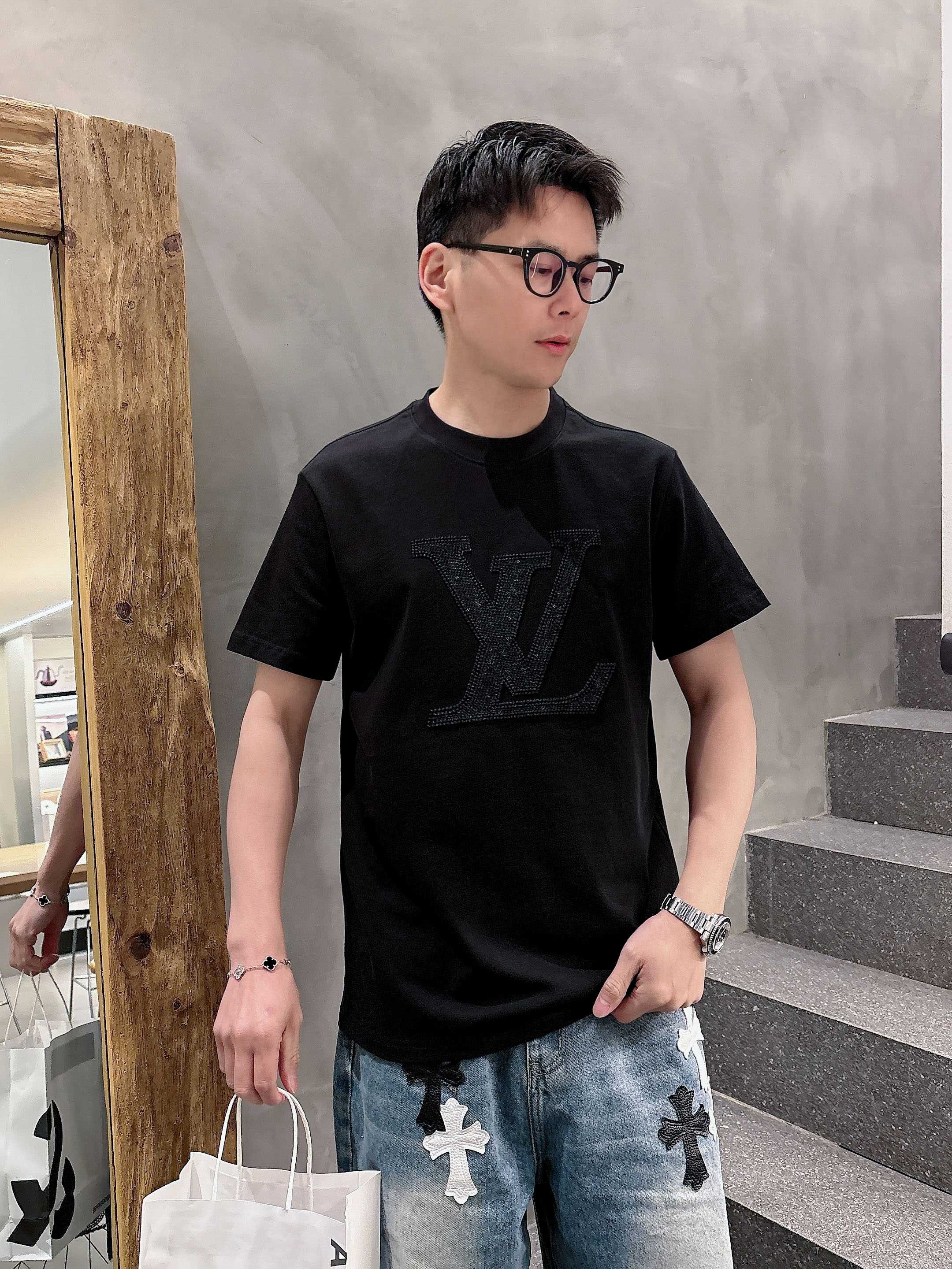 NO:121778,# LV high-end fabric, silky silky, new spring and summer 2025 new products are launched in the market, fashionable classic round neck short-sleeved fashion item design, more fashionable and comfortable, high-standard customization, very stylish upper body, new embroidery craftsmanship, customer-supplied auxiliary materials, customer-supplied imported high-end fabric with very delicate texture, exquisite details and exquisite craftsmanship, extremely shaping item, can be matched with any fashion, super good style, a must-have item for trendy men Size M-XXXL Color black. White,,louis vuitton, T-shirt, alexander wang19860909# LV 高定面料 玉蚕丝般的丝滑 2025春夏新品上市时尚经典圆领短袖时尚单品设计,更加时尚舒适,高标准定制,上身非常有型,全新刺绣工艺, 客供辅料,客供进口高档面料质感非常细腻,细节工艺精湛考究,塑造性极高的一款单品,任何时装都可以搭配,版型超级好 潮男必备单品 尺码M-XXXL 颜色黑. 白,,louis vuitton,T-shirt,alexander wang,Men's clothing