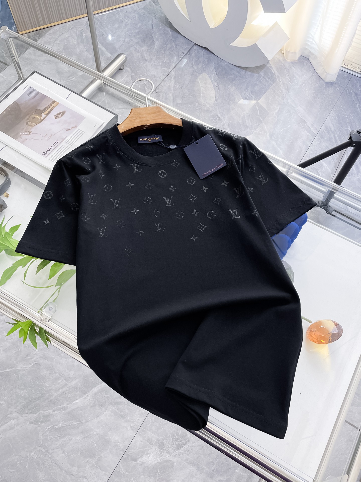 NO:132181,LV summer new products, new craftsmanship, high-end fabric, silky silky, fashionable classic round neck short-sleeved fashion item design, more fashionable and comfortable, high-standard customization, very stylish upper body Supplied auxiliary materials, customer-supplied imported high-end fabric with very delicate texture, exquisite details and exquisite craftsmanship, extremely shaping item, can be matched with any fashion, super good style, a must-have item for trendy men Size M-XXXL Color black. White,,louis vuitton, T-shirt, alexander wang19860909LV 夏季新品全新工艺,高定面料 玉蚕丝般的丝滑 时尚经典圆领短袖时尚单品设计,更加时尚舒适,高标准定制,上身非常有型 客供辅料,客供进口高档面料质感非常细腻,细节工艺精湛考究,塑造性极高的一款单品,任何时装都可以搭配,版型超级好 潮男必备单品 尺码M-XXXL 颜色黑. 白,,louis vuitton,T-shirt,alexander wang,Men's clothing