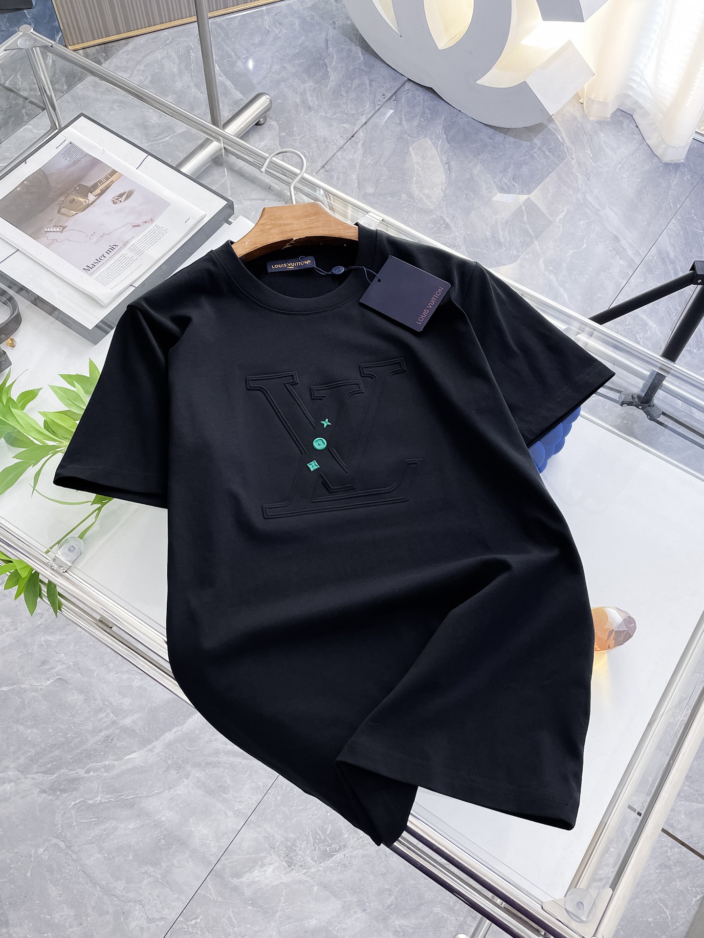 NO:132190,LV summer new product concave and convex craftsmanship, high-end fabric, silky silky, fashionable classic round neck short-sleeved fashion item design, more fashionable and comfortable, high-standard customization, very stylish upper body Supplied auxiliary materials, customer-supplied high-end fabric with very delicate texture, exquisite details and exquisite craftsmanship, extremely shaping item, can be matched with any fashion, super good style, a must-have item for trendy men Size M-XXXL Color black. White,,louis vuitton, T-shirt, alexander wang19860909LV 夏季新品凹凸工艺,高定面料 玉蚕丝般的丝滑 时尚经典圆领短袖时尚单品设计,更加时尚舒适,高标准定制,上身非常有型 客供辅料,客供进口高档面料质感非常细腻,细节工艺精湛考究,塑造性极高的一款单品,任何时装都可以搭配,版型超级好 潮男必备单品 尺码M-XXXL 颜色黑. 白,,louis vuitton,T-shirt,alexander wang,Men's clothing