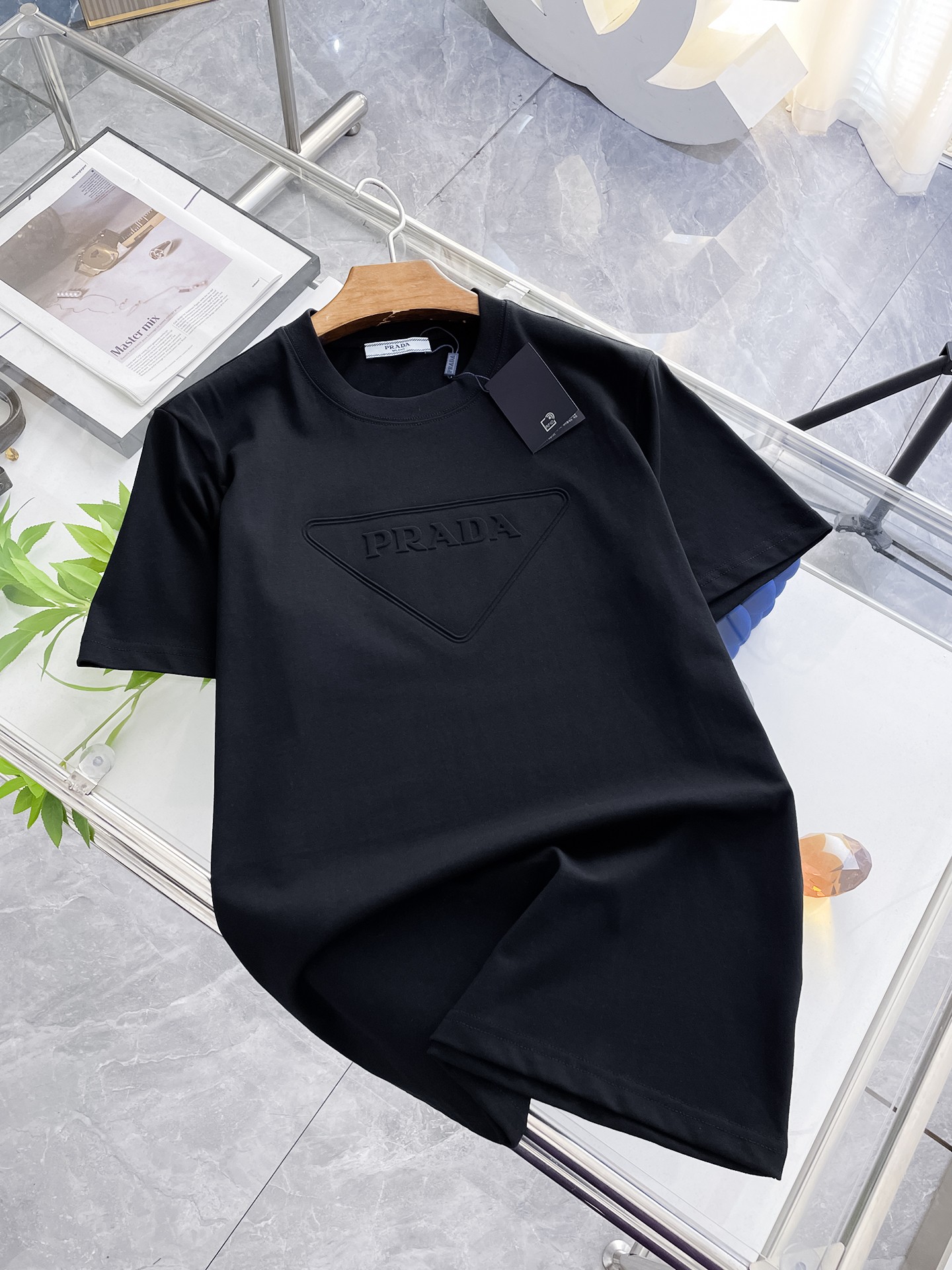 NO:132216,Prada Summer new product, concave and convex craftsmanship, high-end fabric, silky silky, fashionable classic round neck short-sleeved fashion item design, more fashionable and comfortable, high-standard customization, very stylish upper body, customer-supplied auxiliary materials, customer-supplied imported high-end fabric with very delicate texture, exquisite details and exquisite craftsmanship, extremely shaping item, can be matched with any fashion, super good style, a must-have item for trendy men Size M-XXXL Color black. White, prada, T-shirt, alexander wang19860909普拉达 夏季新品,凹凸工艺,高定面料 玉蚕丝般的丝滑 时尚经典圆领短袖时尚单品设计,更加时尚舒适,高标准定制,上身非常有型,客供辅料,客供进口高档面料质感非常细腻,细节工艺精湛考究,塑造性极高的一款单品,任何时装都可以搭配,版型超级好 潮男必备单品 尺码M-XXXL 颜色黑. 白,,prada,T-shirt,alexander wang,Men's clothing