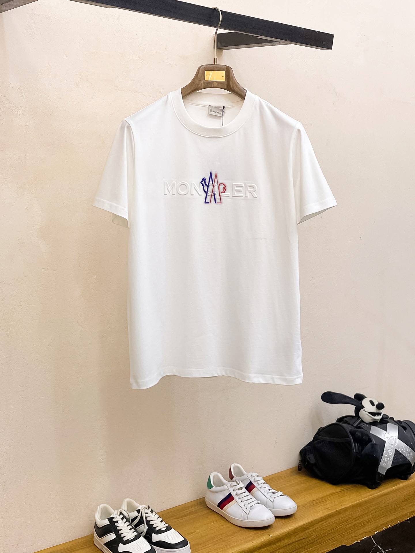 NO:154024,The new summer product, new craftsmanship, high-end fabric, silky silky, fashionable classic round neck short-sleeved fashion item design, more fashionable and comfortable, high-standard customization, very stylish upper body, customer-supplied auxiliary materials, customer-supplied imported high-end fabric with very delicate texture, exquisite details and exquisite craftsmanship, extremely shaping item, can be matched with any fashion, super good style, a must-have item for trendy men Size M-XXXL Color black. White, Moncler, T-shirt, alexander wang19860909蒙口 夏季新品,全新工艺,高定面料 玉蚕丝般的丝滑 时尚经典圆领短袖时尚单品设计,更加时尚舒适,高标准定制,上身非常有型,客供辅料,客供进口高档面料质感非常细腻,细节工艺精湛考究,塑造性极高的一款单品,任何时装都可以搭配,版型超级好 潮男必备单品 尺码M-XXXL 颜色黑. 白,,Moncler,T-shirt,alexander wang,Men's clothing