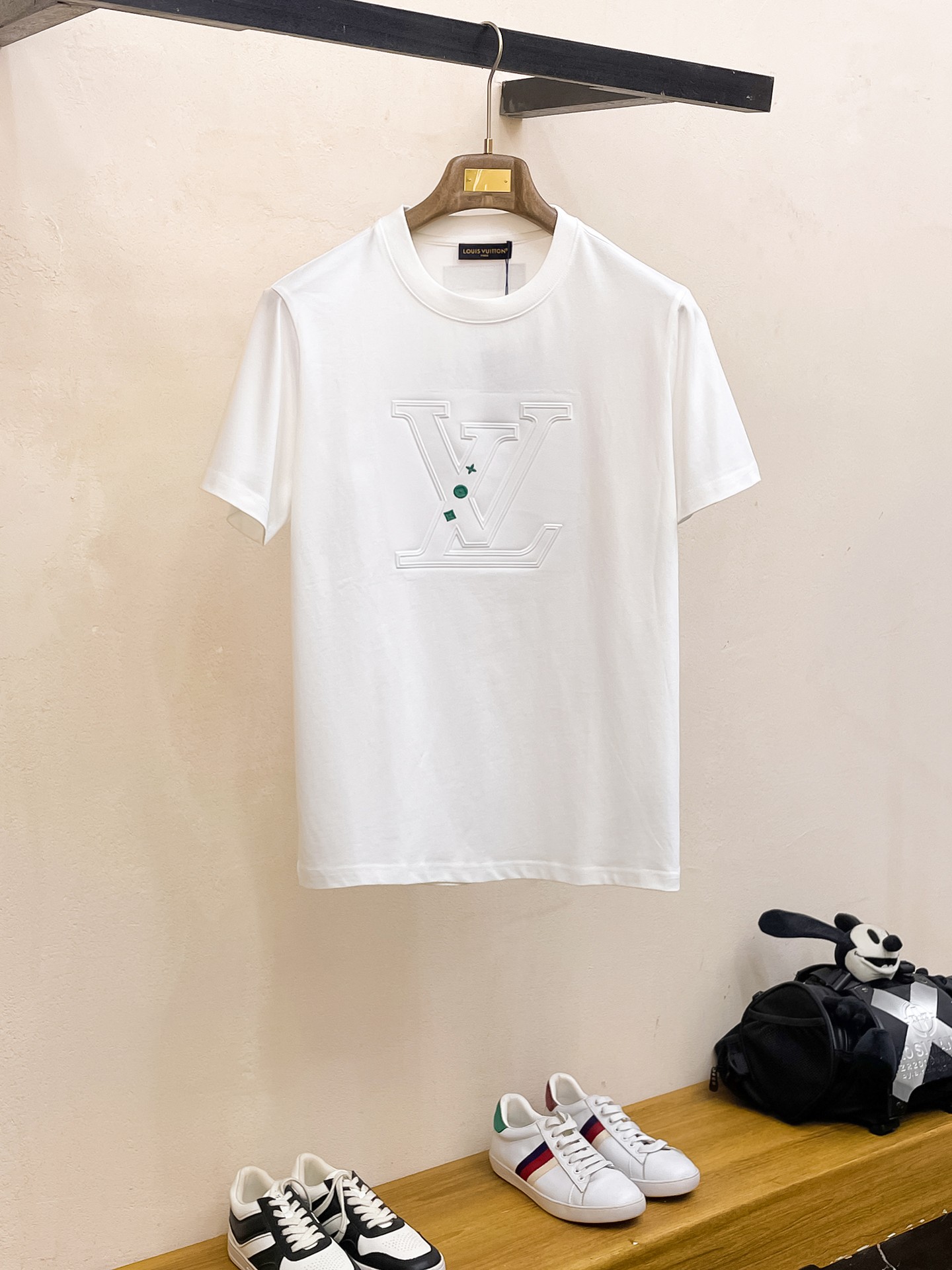 NO:154028,LV summer new product concave and convex craftsmanship, high-end fabric, silky silky, fashionable classic round neck short-sleeved fashion item design, more fashionable and comfortable, high-standard customization, very stylish upper body Supplied auxiliary materials, customer-supplied high-end fabric with very delicate texture, exquisite details and exquisite craftsmanship, extremely shaping item, can be matched with any fashion, super good style, a must-have item for trendy men Size M-XXXL Color black. White,,louis vuitton, T-shirt, alexander wang19860909LV 夏季新品凹凸工艺,高定面料 玉蚕丝般的丝滑 时尚经典圆领短袖时尚单品设计,更加时尚舒适,高标准定制,上身非常有型 客供辅料,客供进口高档面料质感非常细腻,细节工艺精湛考究,塑造性极高的一款单品,任何时装都可以搭配,版型超级好 潮男必备单品 尺码M-XXXL 颜色黑. 白,,louis vuitton,T-shirt,alexander wang,Men's clothing