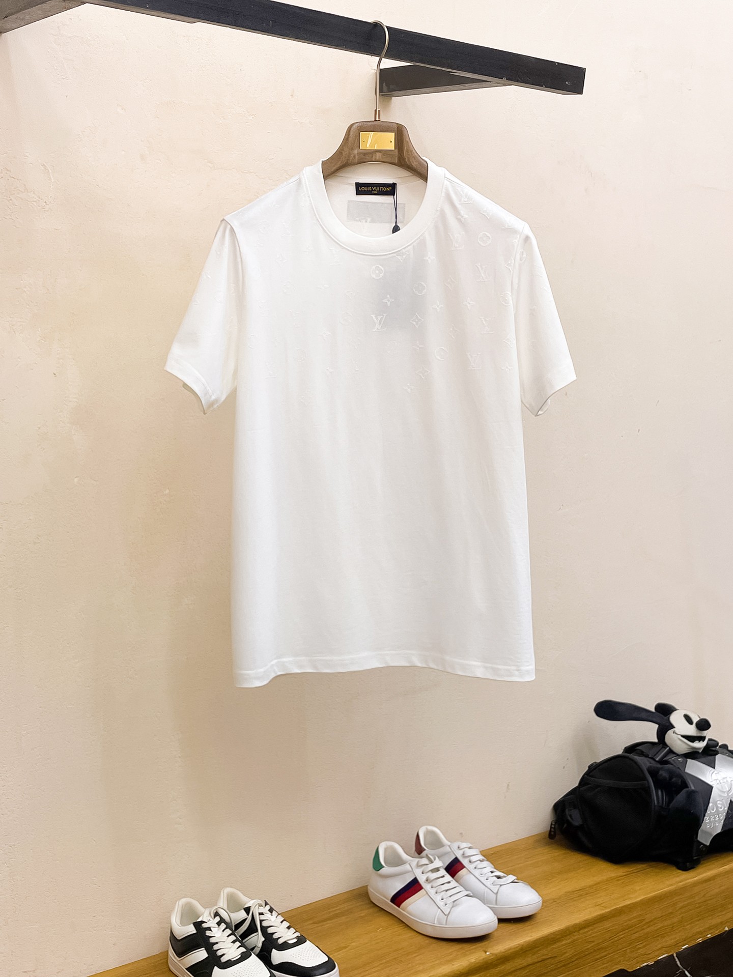 NO:154033,LV summer new products, new craftsmanship, high-end fabric, silky silky, fashionable classic round neck short-sleeved fashion item design, more fashionable and comfortable, high-standard customization, very stylish upper body Supplied auxiliary materials, customer-supplied imported high-end fabric with very delicate texture, exquisite details and exquisite craftsmanship, extremely shaping item, can be matched with any fashion, super good style, a must-have item for trendy men Size M-XXXL Color black. White,,louis vuitton, T-shirt, alexander wang19860909LV 夏季新品全新工艺,高定面料 玉蚕丝般的丝滑 时尚经典圆领短袖时尚单品设计,更加时尚舒适,高标准定制,上身非常有型 客供辅料,客供进口高档面料质感非常细腻,细节工艺精湛考究,塑造性极高的一款单品,任何时装都可以搭配,版型超级好 潮男必备单品 尺码M-XXXL 颜色黑. 白,,louis vuitton,T-shirt,alexander wang,Men's clothing