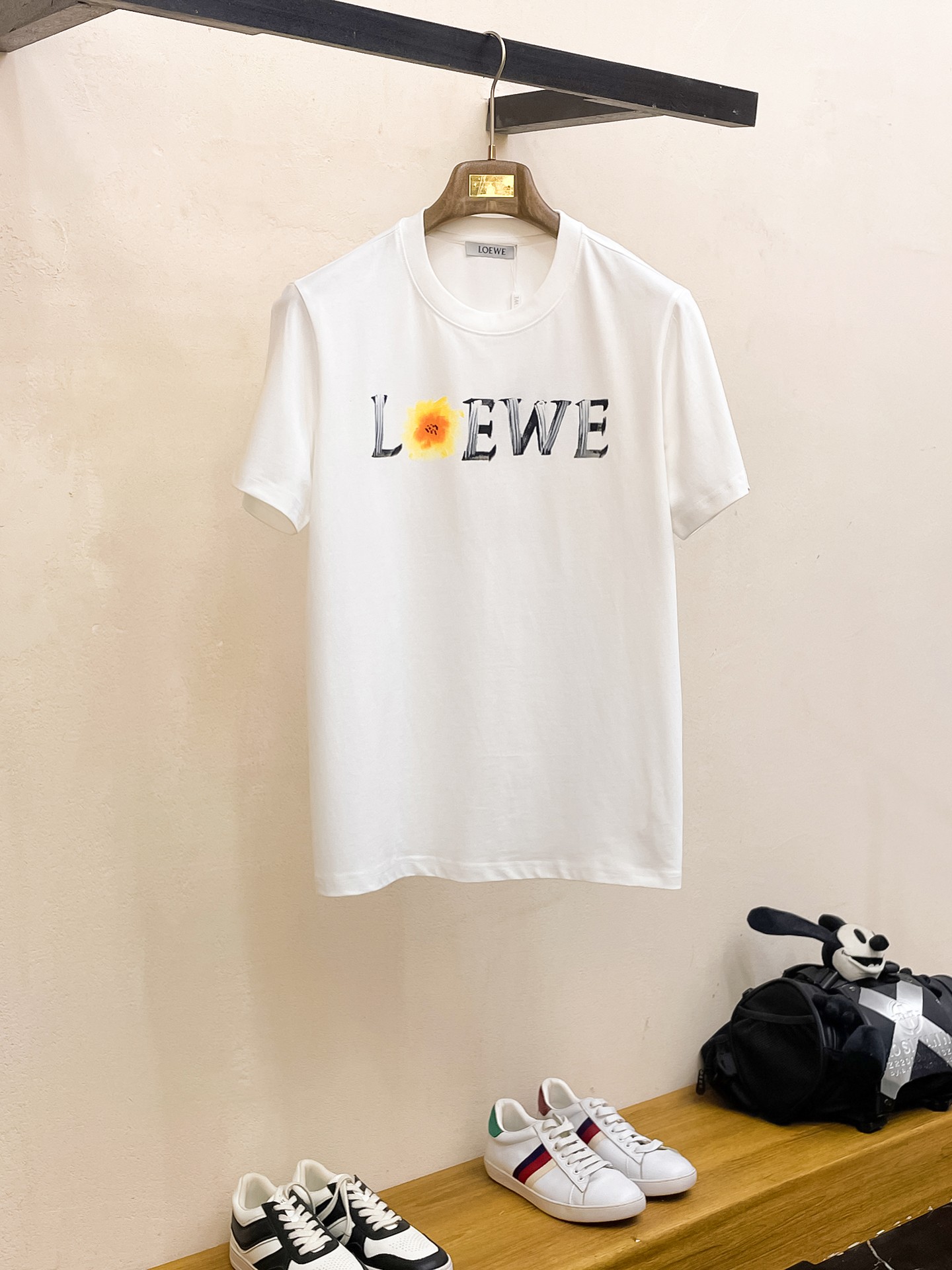 NO:154035,Luo Yiwei Pure hand-painted, high-end fabric, silky silky, fashionable classic round neck short-sleeved fashion item design, more fashionable and comfortable, high-standard new craftsmanship customization, very stylish, customer-supplied auxiliary materials, customer-supplied imported high-end fabric with very delicate texture, exquisite details and exquisite craftsmanship, extremely shaping item, can be matched with any fashion, super good style, a must-have item for trendy men Size M-XXXL Color black. White, loewe, T-shirt, alexander wang19860909罗意威 纯人工手绘,高定面料 玉蚕丝般的丝滑 时尚经典圆领短袖时尚单品设计,更加时尚舒适,高标准全新工艺定制,上身非常有型, 客供辅料,客供进口高档面料质感非常细腻,细节工艺精湛考究,塑造性极高的一款单品,任何时装都可以搭配,版型超级好 潮男必备单品 尺码M-XXXL 颜色黑. 白,,loewe,T-shirt,alexander wang,Men's clothing