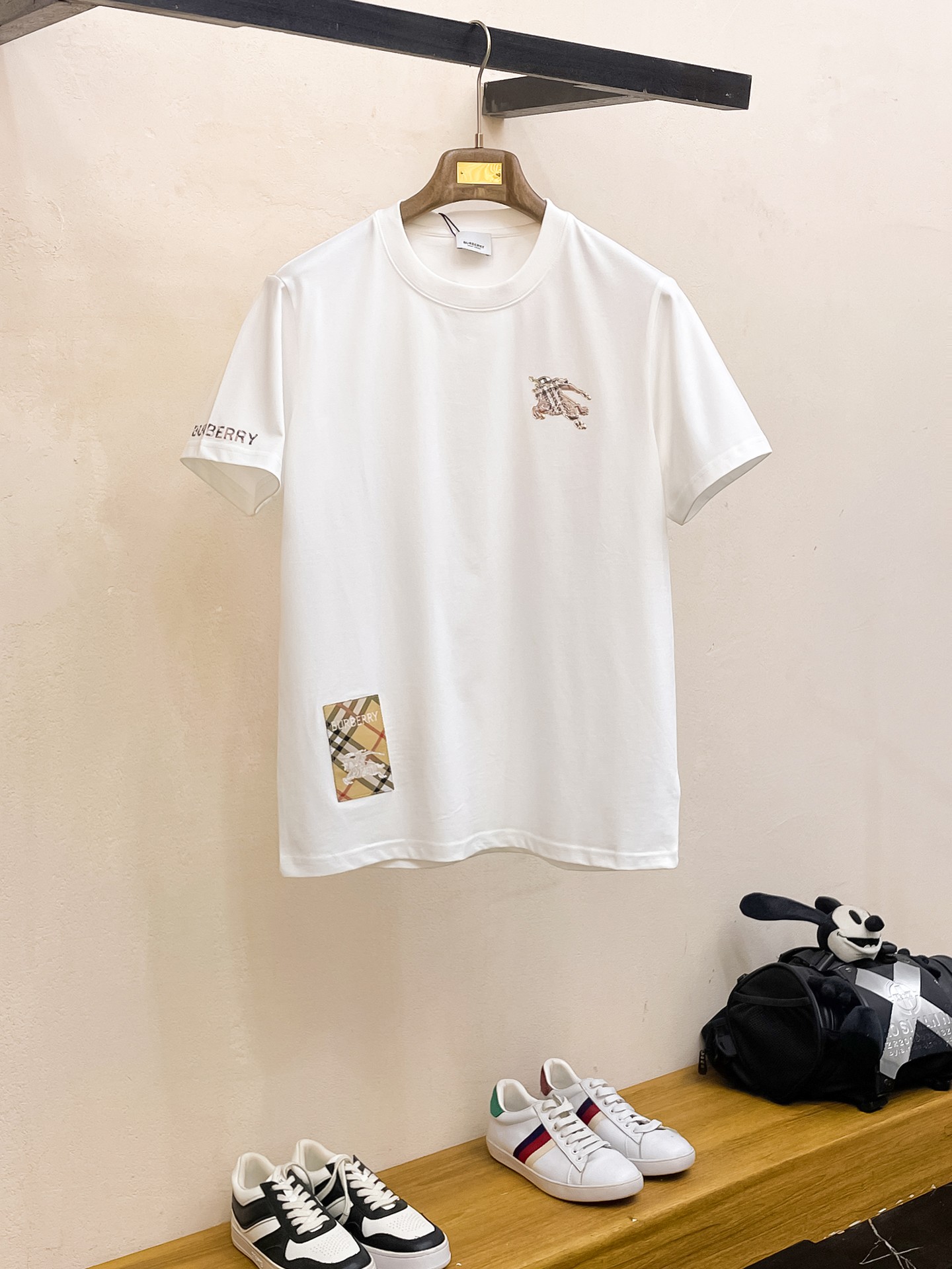 NO:154037,Burberry is a new summer product, fashionable single product design, more fashionable and comfortable, high-standard customization, very stylish upper body, customer-supplied auxiliary materials, customer-supplied imported high-end fabric with very delicate texture, exquisite details and exquisite craftsmanship, extremely shaping item, can be matched with any fashion, super good style, a must-have item for trendy men Size M-XXXL Color black. White, burberry, alexander wang19860909巴宝莉 夏季新品,时尚单品设计,更加时尚舒适,高标准定制,上身非常有型,客供辅料,客供进口高档面料质感非常细腻,细节工艺精湛考究,塑造性极高的一款单品,任何时装都可以搭配,版型超级好 潮男必备单品 尺码M-XXXL 颜色黑. 白,,burberry,alexander wang,Men's clothing