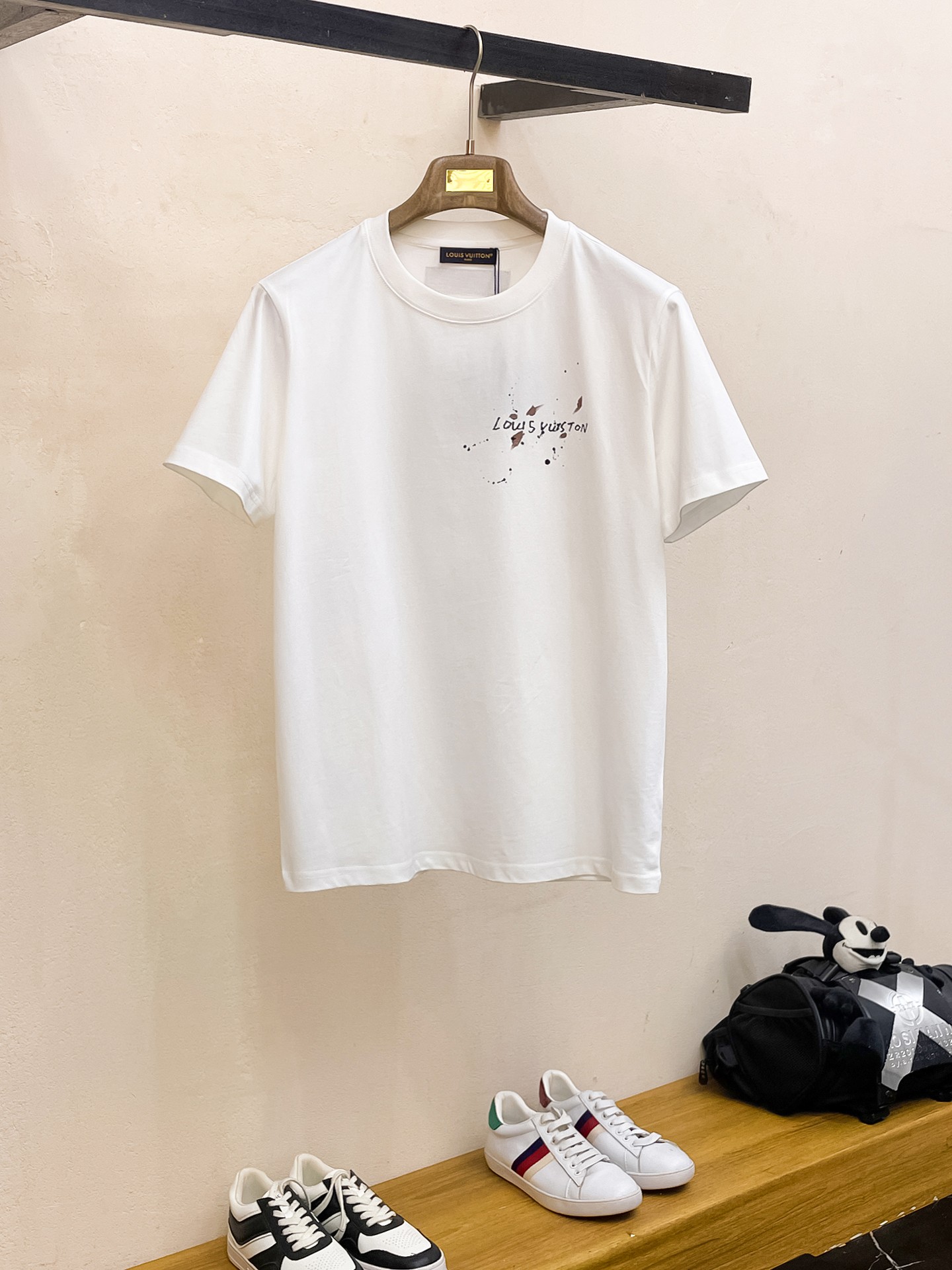 NO:154015,LV summer new product, hand-painted fashionable single product design, more fashionable and comfortable, high-standard customization, very stylish upper body, customer-supplied auxiliary materials, customer-supplied imported high-end fabric with very delicate texture, exquisite details and exquisite craftsmanship, extremely shaping item, can be matched with any fashion, super good style, a must-have item for trendy men Size M-XXXL Color black. White,,louis vuitton,alexander wang19860909LV 夏季新品,人工手绘时尚单品设计,更加时尚舒适,高标准定制,上身非常有型,客供辅料,客供进口高档面料质感非常细腻,细节工艺精湛考究,塑造性极高的一款单品,任何时装都可以搭配,版型超级好 潮男必备单品 尺码M-XXXL 颜色黑. 白,,louis vuitton,alexander wang,Men's clothing