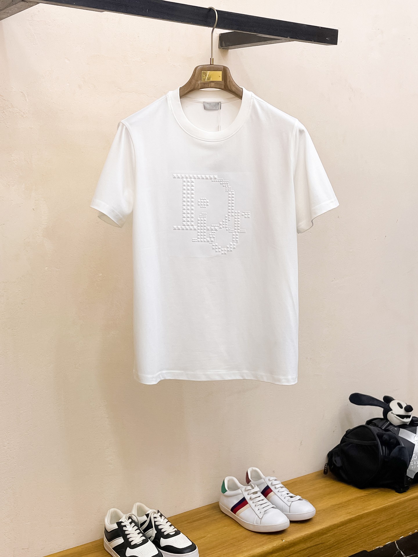 NO:154019,Dior Summer new product, concave and convex craft fashion item design, more fashionable and comfortable, high-standard customization, very stylish upper body, customer-supplied auxiliary materials, customer-supplied imported high-end fabric with very delicate texture, exquisite details and exquisite craftsmanship, extremely shaping item, can be matched with any fashion, super good style, a must-have item for trendy men Size M-XXXL Color black. White, dior, alexander wang19860909迪奥 夏季新品,凹凸工艺时尚单品设计,更加时尚舒适,高标准定制,上身非常有型,客供辅料,客供进口高档面料质感非常细腻,细节工艺精湛考究,塑造性极高的一款单品,任何时装都可以搭配,版型超级好 潮男必备单品 尺码M-XXXL 颜色黑. 白,,dior,alexander wang,Men's clothing