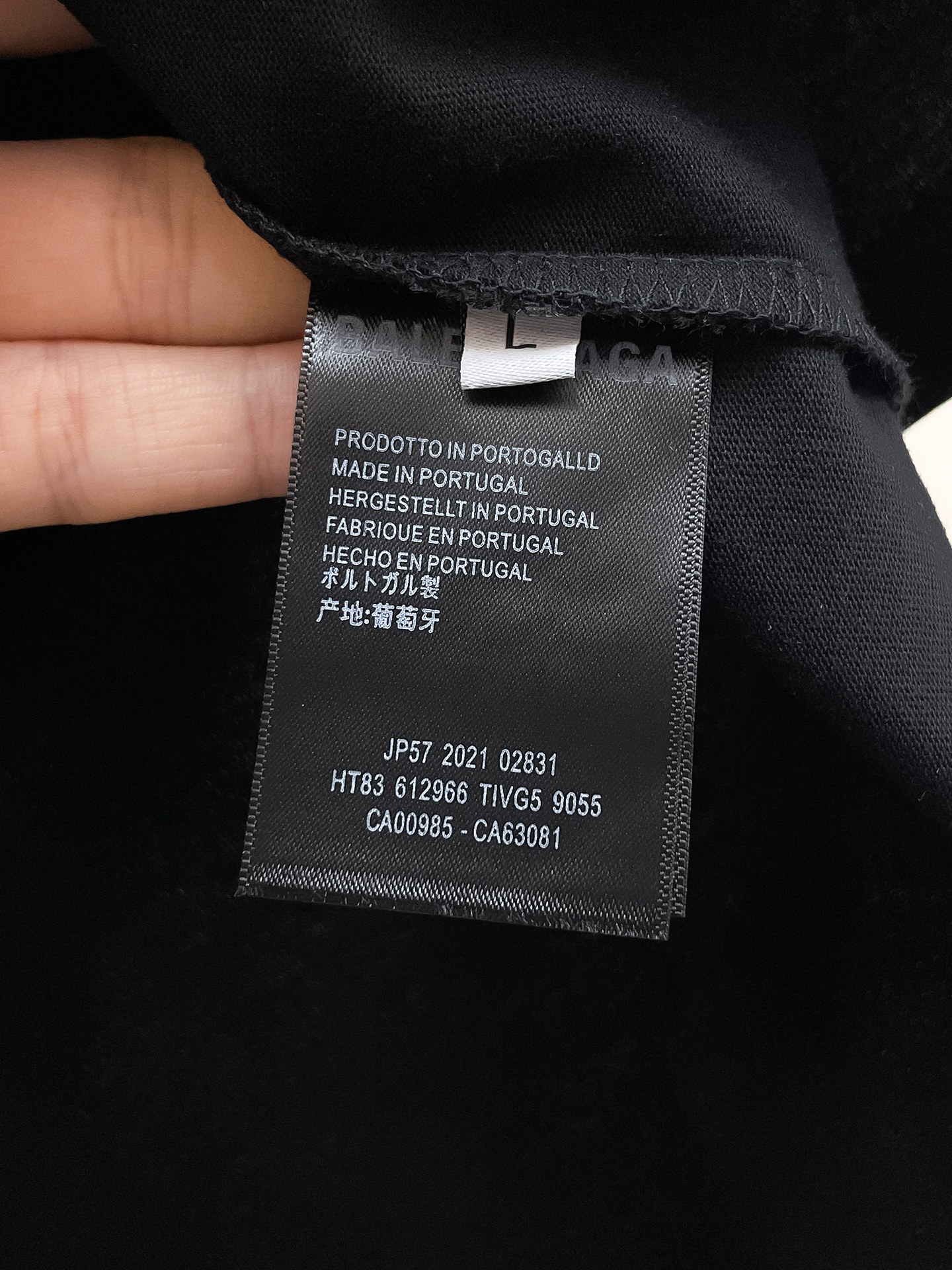 P140 巴黎世家新品，👍🏻人工手绘工艺时尚单品设计，更加时尚舒适，高标准定制，上身非常有型，客供辅料，客供进口高档面料🔥质感非常细腻，细节工艺精湛考究，塑造性极高的一款单品，任何时装都可以搭配，版型超级好 潮男必备单品 👏
尺码：M-XXXL
颜色：黑. 白