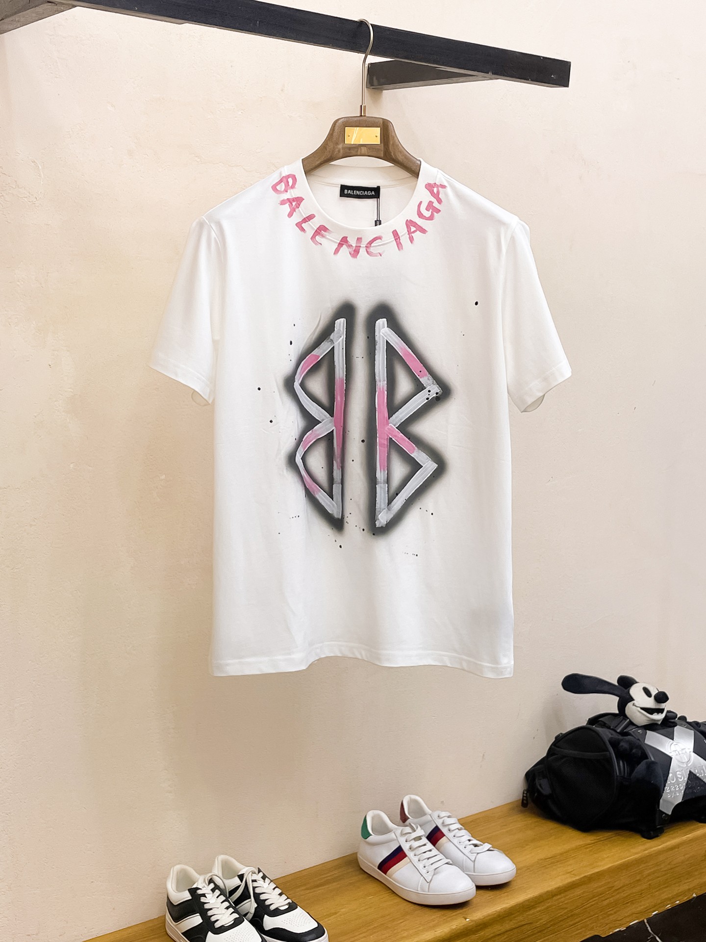 NO:154023,Balenciaga new product, artificial hand-painted crafts fashionable single product design, more fashionable and comfortable, high-standard customization, very stylish upper body, customer-supplied auxiliary materials, customer-supplied imported high-end fabric with very delicate texture, exquisite details and exquisite craftsmanship, extremely shaping item, can be matched with any fashion, super good style, a must-have item for trendy men Size M-XXXL Color black. White, balenciaga, alexander wang19860909巴黎世家新品,人工手绘工艺时尚单品设计,更加时尚舒适,高标准定制,上身非常有型,客供辅料,客供进口高档面料质感非常细腻,细节工艺精湛考究,塑造性极高的一款单品,任何时装都可以搭配,版型超级好 潮男必备单品 尺码M-XXXL 颜色黑. 白,,balenciaga,alexander wang,Men's clothing