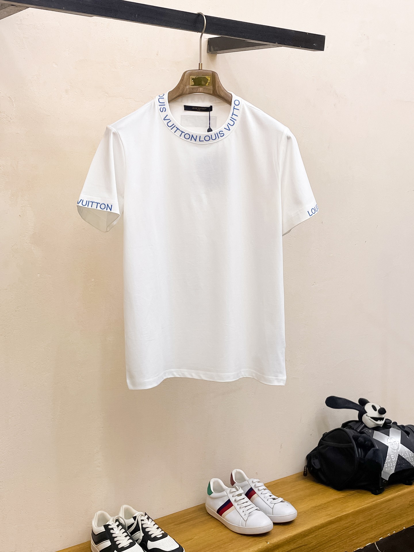 NO:154027,The new LV product is launched with a fashionable classic round neck short-sleeved fashion item design, more fashionable and comfortable, high-standard customization, very stylish upper body, thread embroidery craftsmanship, customer-supplied auxiliary materials, customer-supplied imported high-end fabric with very delicate texture, exquisite details and exquisite craftsmanship, extremely shaping item, can be matched with any fashion, super good style, a must-have item for trendy men Size M-XXXL Color black. White,,louis vuitton, T-shirt, alexander wang19860909LV 新品上市时尚经典圆领短袖时尚单品设计,更加时尚舒适,高标准定制,上身非常有型,螺纹刺绣工艺, 客供辅料,客供进口高档面料质感非常细腻,细节工艺精湛考究,塑造性极高的一款单品,任何时装都可以搭配,版型超级好 潮男必备单品 尺码M-XXXL 颜色黑. 白,,louis vuitton,T-shirt,alexander wang,Men's clothing