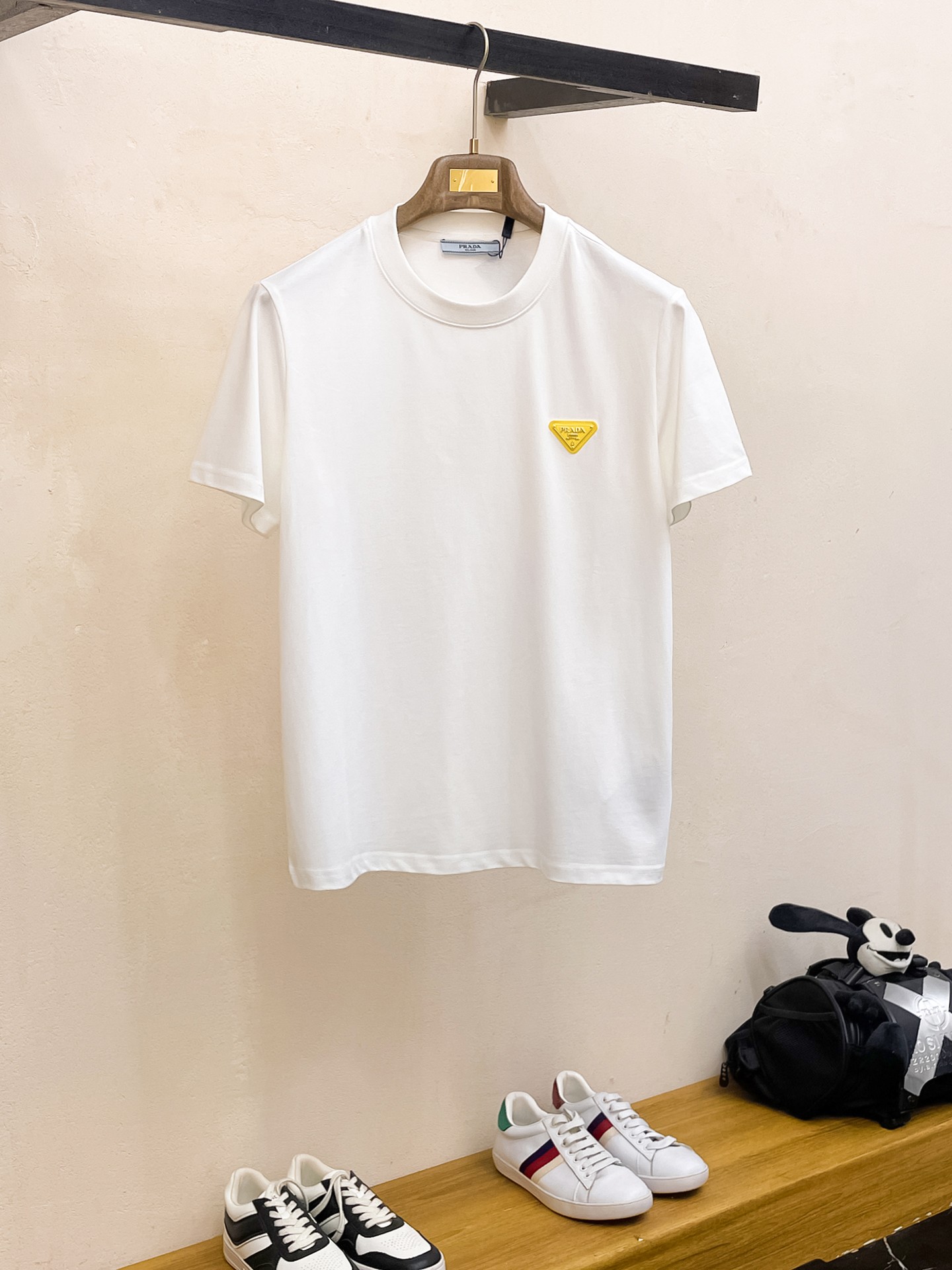 NO:154030,Prada is a new summer product, a classic triangle LOGO fashion item design on the chest, more fashionable and comfortable, high-standard customization, very stylish upper body, customer-supplied auxiliary materials, customer-supplied imported high-end fabric with very delicate texture, exquisite details and exquisite craftsmanship, extremely shaping item, can be matched with any fashion, super good style, a must-have item for trendy men Size M-XXXL Color black. White, prada, alexander wang19860909普拉达 夏季新品,胸口经典三角章仔LOGO时尚单品设计,更加时尚舒适,高标准定制,上身非常有型,客供辅料,客供进口高档面料质感非常细腻,细节工艺精湛考究,塑造性极高的一款单品,任何时装都可以搭配,版型超级好 潮男必备单品 尺码M-XXXL 颜色黑. 白,,prada,alexander wang,Men's clothing