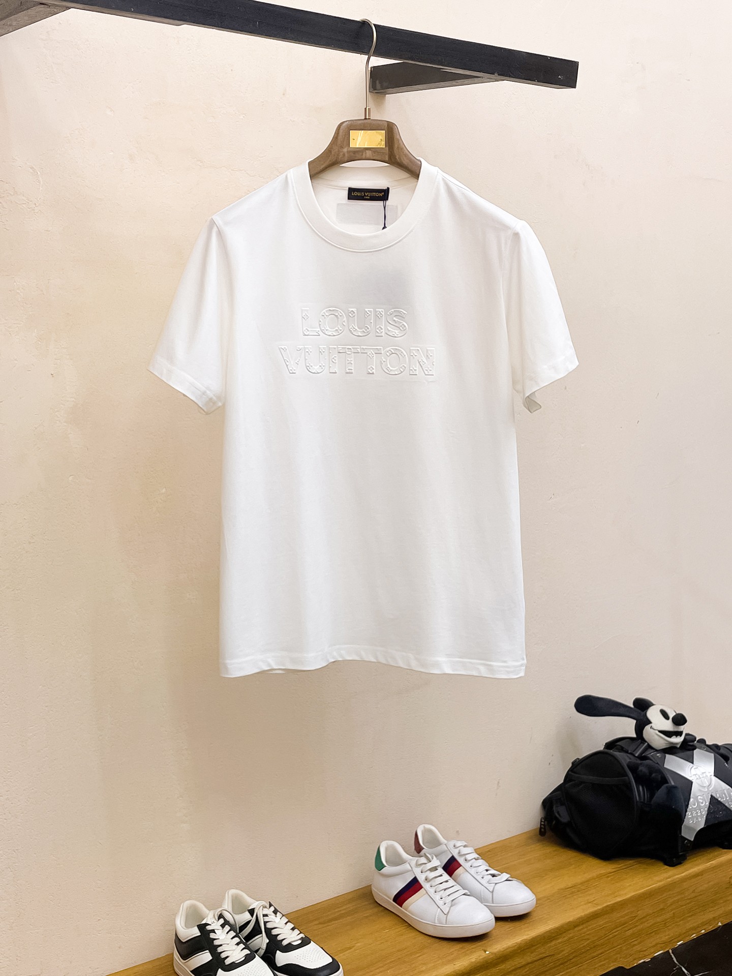 NO:154032,LV summer new product concave and convex craftsmanship, high-end fabric, silky silky, fashionable classic round neck short-sleeved fashion item design, more fashionable and comfortable, high-standard customization, very stylish upper body Supplied auxiliary materials, customer-supplied high-end fabric with very delicate texture, exquisite details and exquisite craftsmanship, extremely shaping item, can be matched with any fashion, super good style, a must-have item for trendy men Size M-XXXL Color black. White,,louis vuitton, T-shirt, alexander wang19860909LV 夏季新品凹凸工艺,高定面料 玉蚕丝般的丝滑 时尚经典圆领短袖时尚单品设计,更加时尚舒适,高标准定制,上身非常有型 客供辅料,客供进口高档面料质感非常细腻,细节工艺精湛考究,塑造性极高的一款单品,任何时装都可以搭配,版型超级好 潮男必备单品 尺码M-XXXL 颜色黑. 白,,louis vuitton,T-shirt,alexander wang,Men's clothing