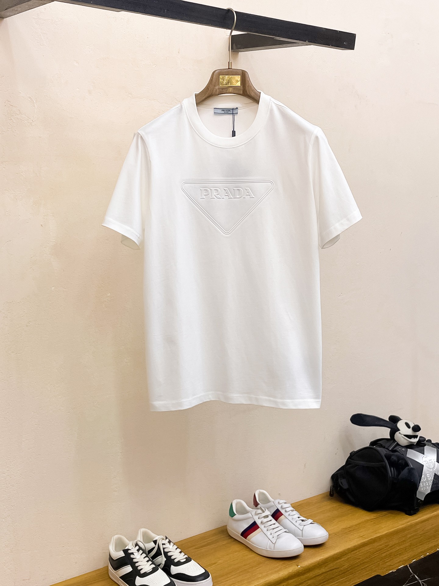 NO:154034,Prada is a new summer product, fashionable single product design, more fashionable and comfortable, high-standard customization, very stylish upper body, customer-supplied auxiliary materials, customer-supplied imported high-end fabric with very delicate texture, exquisite details and exquisite craftsmanship, extremely shaping item, can be matched with any fashion, super good style, a must-have item for trendy men Size M-XXXL Color black. White, prada, alexander wang19860909普拉达 夏季新品,时尚单品设计,更加时尚舒适,高标准定制,上身非常有型,客供辅料,客供进口高档面料质感非常细腻,细节工艺精湛考究,塑造性极高的一款单品,任何时装都可以搭配,版型超级好 潮男必备单品 尺码M-XXXL 颜色黑. 白,,prada,alexander wang,Men's clothing