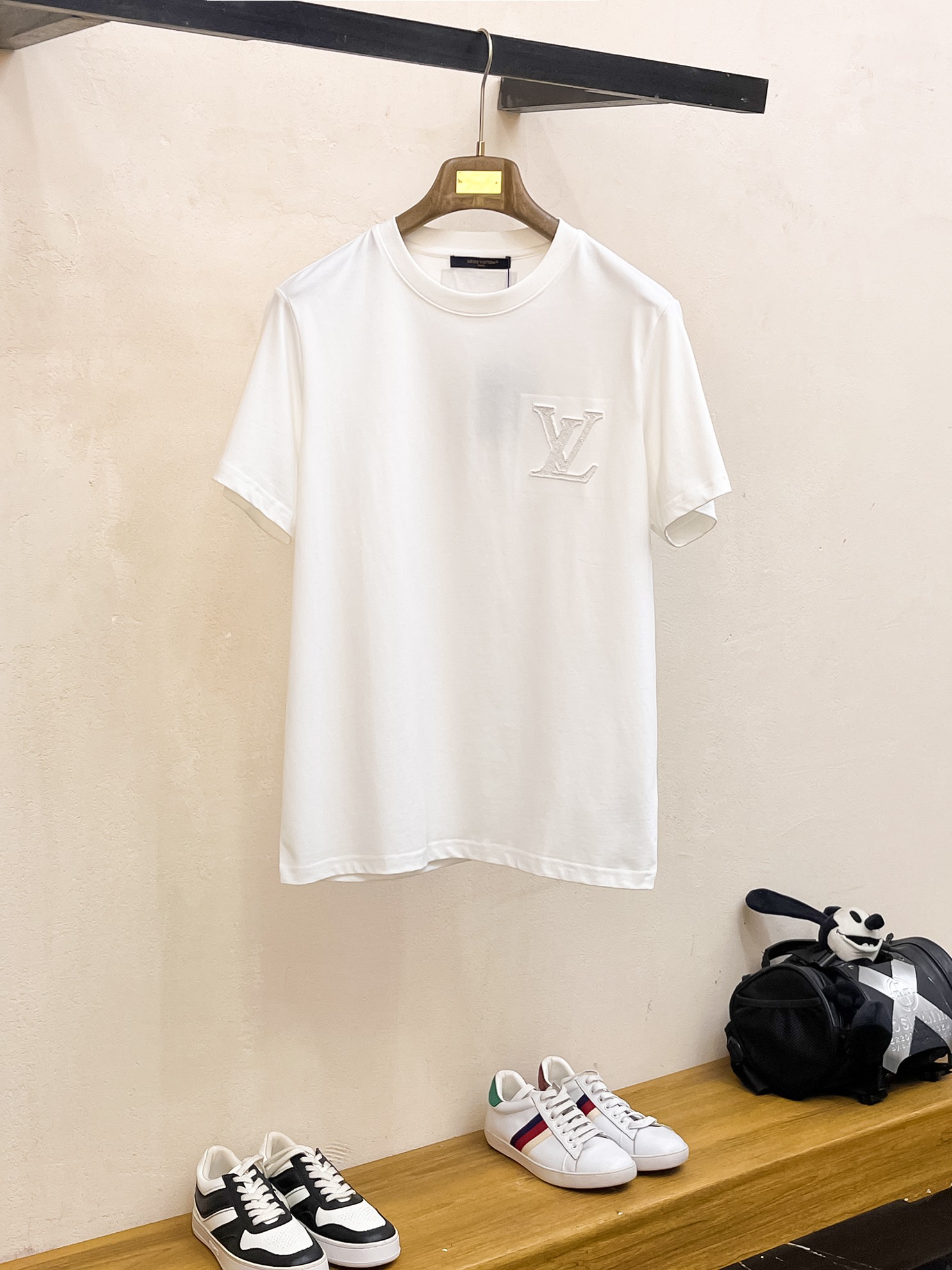 NO:154038,LV round neck short sleeve embroidery craftsmanship, back cloth embroidery is more fashionable and comfortable, high-standard customization, very stylish upper body, customer-supplied auxiliary materials, imported high-end fabric with very delicate texture, exquisite details and exquisite craftsmanship, extremely shaping item, can be matched with any fashion, super good style, a must-have item for trendy men Size M-XXXL Color black. White, louis vuitton, T-shirt, alexander wang19860909LV 圆领短袖全新刺绣工艺,后幅本布绣更加时尚舒适,高标准定制,上身非常有型, 客供辅料,客供进口高档面料质感非常细腻,细节工艺精湛考究,塑造性极高的一款单品,任何时装都可以搭配,版型超级好 潮男必备单品 尺码M-XXXL 颜色黑. 白,,louis vuitton,T-shirt,alexander wang,Men's clothing