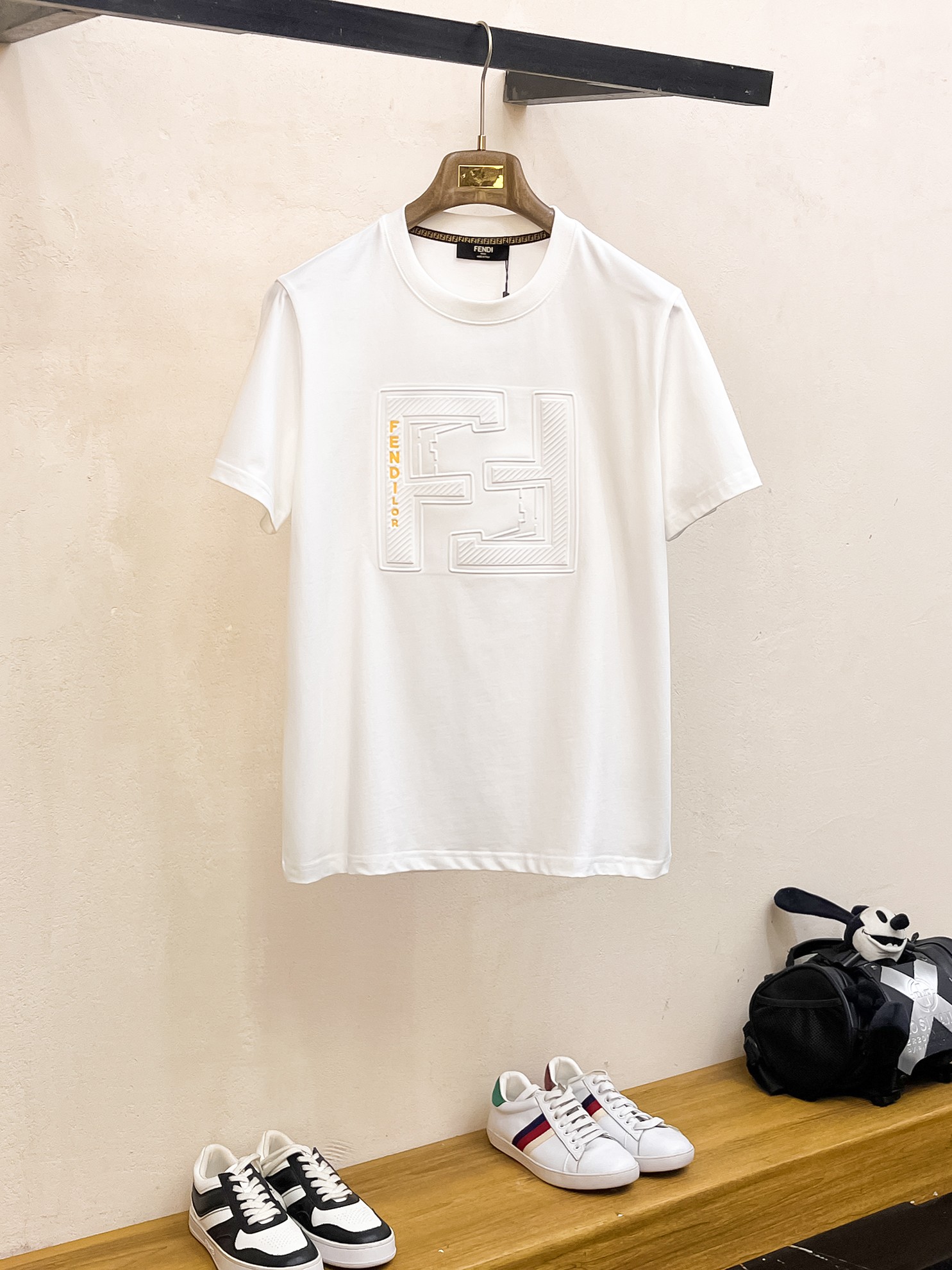 NO:154040,Fendi's new round neck short sleeve concave and convex craftsmanship is more fashionable and comfortable, the upper body is very stylish, customer-supplied auxiliary materials, imported high-end fabrics with very delicate texture, exquisite details and exquisite craftsmanship, and extremely shaping. It can be matched with any fashion, and the style is super good. A must-have item for trendy men. Size M-XXXL. Color is black. White, fendi, T-shirt, alexander wang19860909芬迪 新款圆领短袖凹凸工艺,更加时尚舒适,上身非常有型, 客供辅料,客供进口高档面料质感非常细腻,细节工艺精湛考究,塑造性极高的一款单品,任何时装都可以搭配,版型超级好 潮男必备单品 尺码M-XXXL 颜色黑. 白,,fendi,T-shirt,alexander wang,Men's clothing