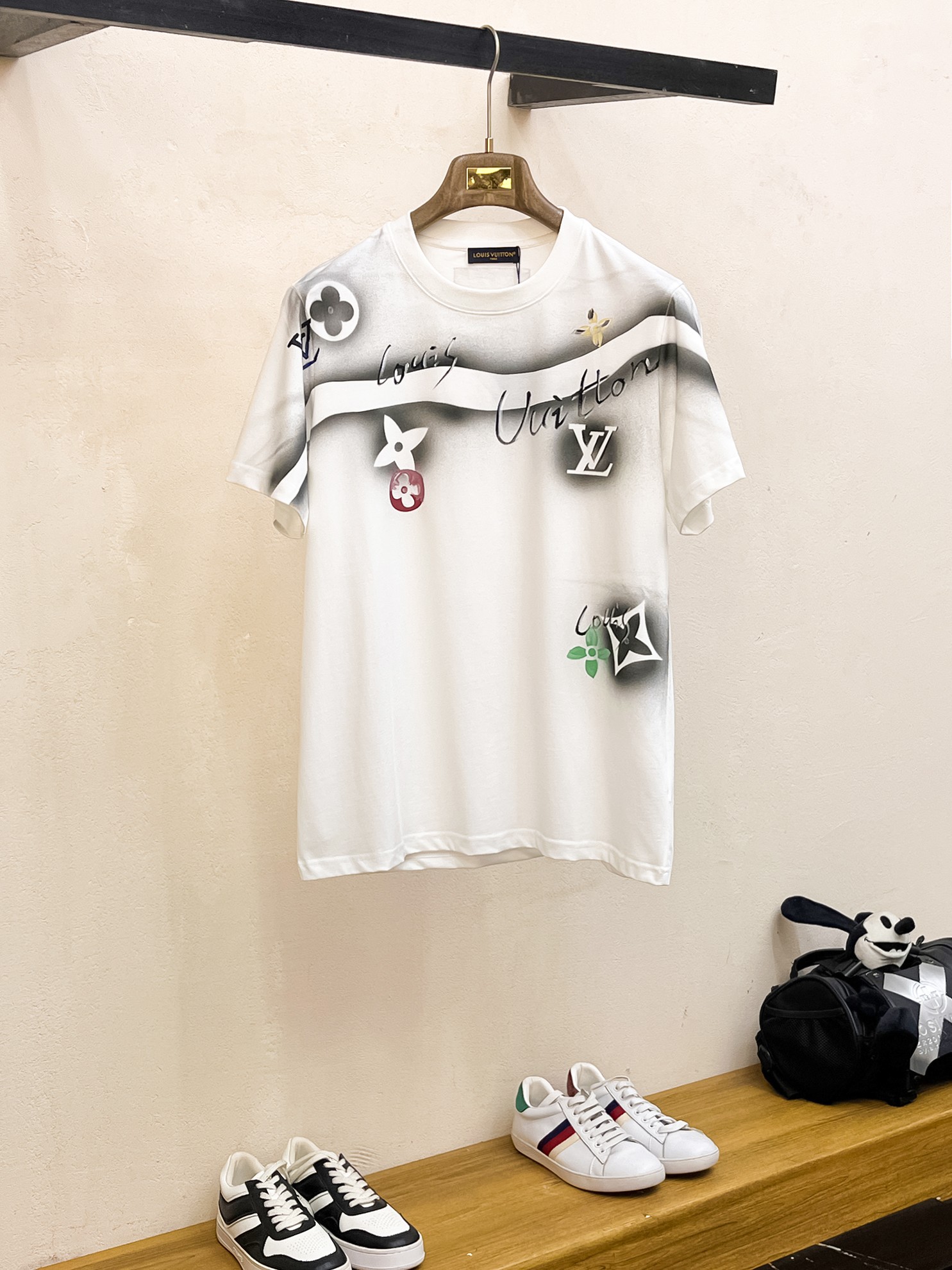 NO:154043,LV new product, hand-painted fashionable single product design, more fashionable and comfortable, high-standard customization, very stylish upper body, customer-supplied auxiliary materials, customer-supplied imported high-end fabric with very delicate texture, exquisite details and exquisite craftsmanship, extremely shaping item, can be matched with any fashion, super good style, a must-have item for trendy men Size M-XXXL Color black. White,,louis vuitton,alexander wang19860909LV 新品,人工手绘时尚单品设计,更加时尚舒适,高标准定制,上身非常有型,客供辅料,客供进口高档面料质感非常细腻,细节工艺精湛考究,塑造性极高的一款单品,任何时装都可以搭配,版型超级好 潮男必备单品 尺码M-XXXL 颜色黑. 白,,louis vuitton,alexander wang,Men's clothing