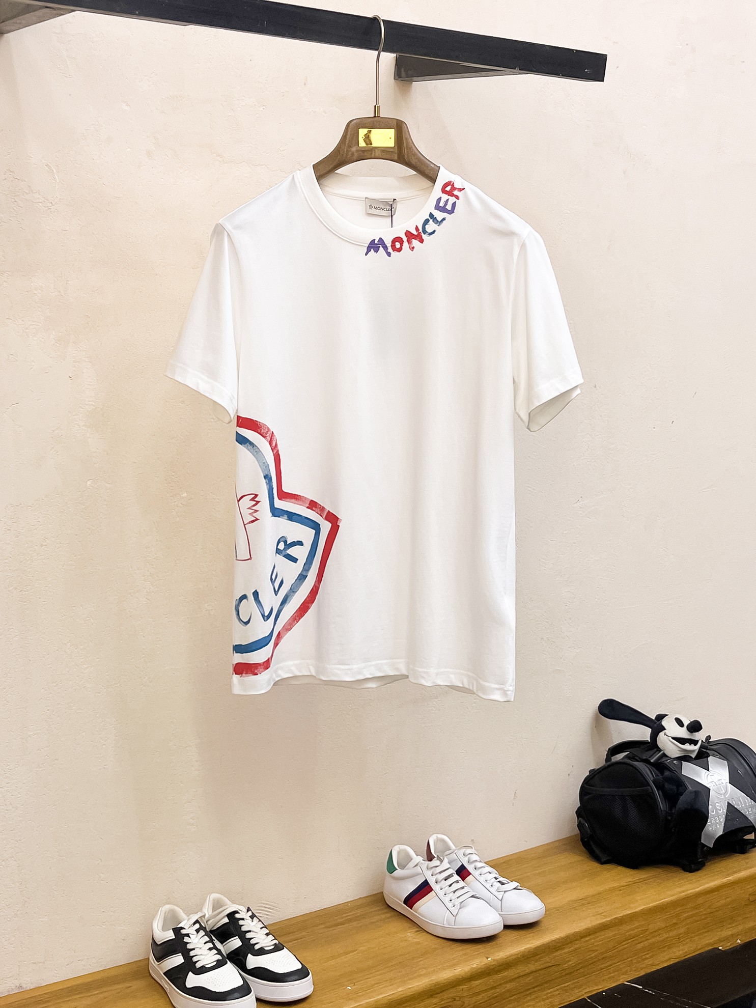 NO:154046,The new summer product, manual hand-painted craftsmanship, high-end fabric, silky silky, fashionable classic round neck short-sleeved fashion item design, more fashionable and comfortable, high-standard customization, very stylish upper body, customer-supplied auxiliary materials, customer-supplied imported high-end fabric with very delicate texture, exquisite details and exquisite craftsmanship, extremely shaping item, can be matched with any fashion, super good style, a must-have item for trendy men Size M-XXXL Color black. White, Moncler, T-shirt, alexander wang19860909蒙口 夏季新品,人工手绘工艺,高定面料 玉蚕丝般的丝滑 时尚经典圆领短袖时尚单品设计,更加时尚舒适,高标准定制,上身非常有型,客供辅料,客供进口高档面料质感非常细腻,细节工艺精湛考究,塑造性极高的一款单品,任何时装都可以搭配,版型超级好 潮男必备单品 尺码M-XXXL 颜色黑. 白,,Moncler,T-shirt,alexander wang,Men's clothing