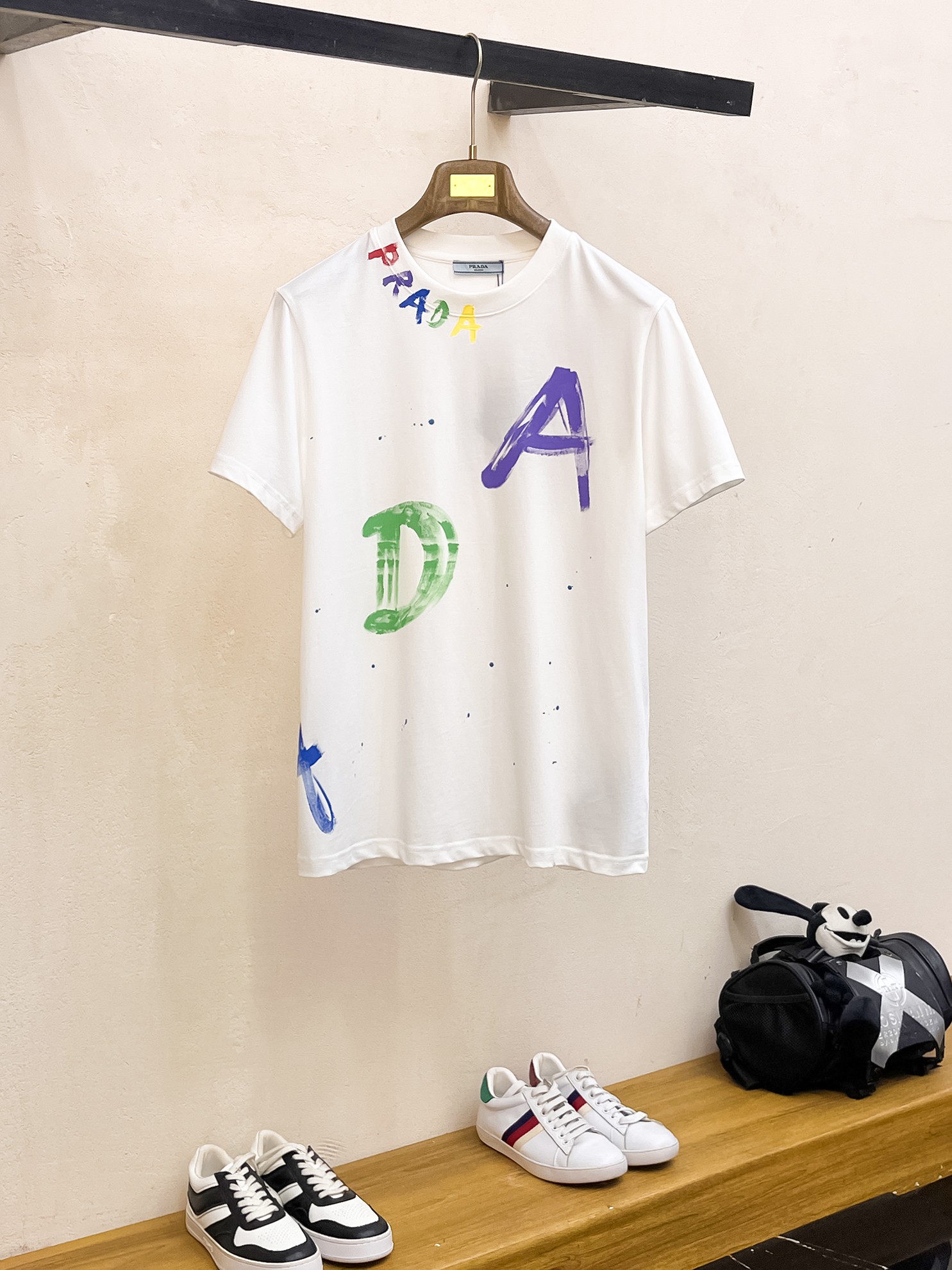 NO:154049,Prada high-end fabrics, a new summer product is launched in fashion classic round neck short-sleeved fashion item design, more fashionable and comfortable, high-standard customization, very stylish upper body, hand-painted patterns, customer-supplied auxiliary materials, customer-supplied imported high-end fabrics with very delicate texture, exquisite details and exquisite craftsmanship, and extremely shaping items, can be matched with any fashion, and the style is super good. A must-have item for trendy men Size M-XXXL Color black. White, prada, T-shirt, alexander wang19860909普拉达 高定面料 夏季新品上市时尚经典圆领短袖时尚单品设计,更加时尚舒适,高标准定制,上身非常有型,人工手绘图案 客供辅料,客供进口高档面料质感非常细腻,细节工艺精湛考究,塑造性极高的一款单品,任何时装都可以搭配,版型超级好 潮男必备单品 尺码M-XXXL 颜色黑. 白,,prada,T-shirt,alexander wang,Men's clothing