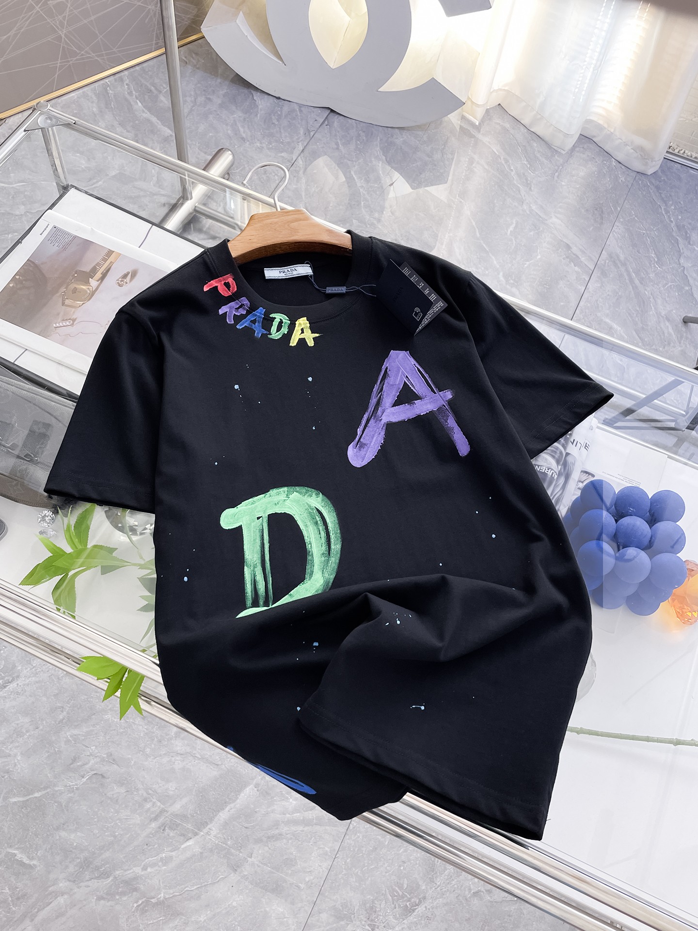 NO:158981,Prada high-end fabrics, a new summer product is launched in fashion classic round neck short-sleeved fashion item design, more fashionable and comfortable, high-standard customization, very stylish upper body, hand-painted patterns, customer-supplied auxiliary materials, customer-supplied imported high-end fabrics with very delicate texture, exquisite details and exquisite craftsmanship, and extremely shaping items, can be matched with any fashion, and the style is super good. A must-have item for trendy men Size M-XXXL Color black. White, prada, T-shirt, alexander wang19860909普拉达 高定面料 夏季新品上市时尚经典圆领短袖时尚单品设计,更加时尚舒适,高标准定制,上身非常有型,人工手绘图案 客供辅料,客供进口高档面料质感非常细腻,细节工艺精湛考究,塑造性极高的一款单品,任何时装都可以搭配,版型超级好 潮男必备单品 尺码M-XXXL 颜色黑. 白,,prada,T-shirt,alexander wang,Men's clothing