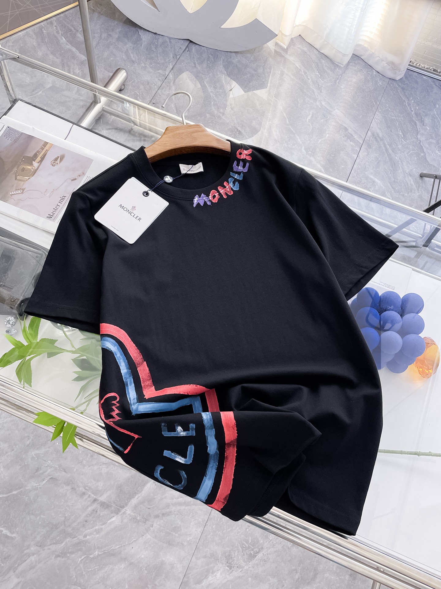 NO:158983,The new summer product, manual hand-painted craftsmanship, high-end fabric, silky silky, fashionable classic round neck short-sleeved fashion item design, more fashionable and comfortable, high-standard customization, very stylish upper body, customer-supplied auxiliary materials, customer-supplied imported high-end fabric with very delicate texture, exquisite details and exquisite craftsmanship, extremely shaping item, can be matched with any fashion, super good style, a must-have item for trendy men Size M-XXXL Color black. White, Moncler, T-shirt, alexander wang19860909蒙口 夏季新品,人工手绘工艺,高定面料 玉蚕丝般的丝滑 时尚经典圆领短袖时尚单品设计,更加时尚舒适,高标准定制,上身非常有型,客供辅料,客供进口高档面料质感非常细腻,细节工艺精湛考究,塑造性极高的一款单品,任何时装都可以搭配,版型超级好 潮男必备单品 尺码M-XXXL 颜色黑. 白,,Moncler,T-shirt,alexander wang,Men's clothing