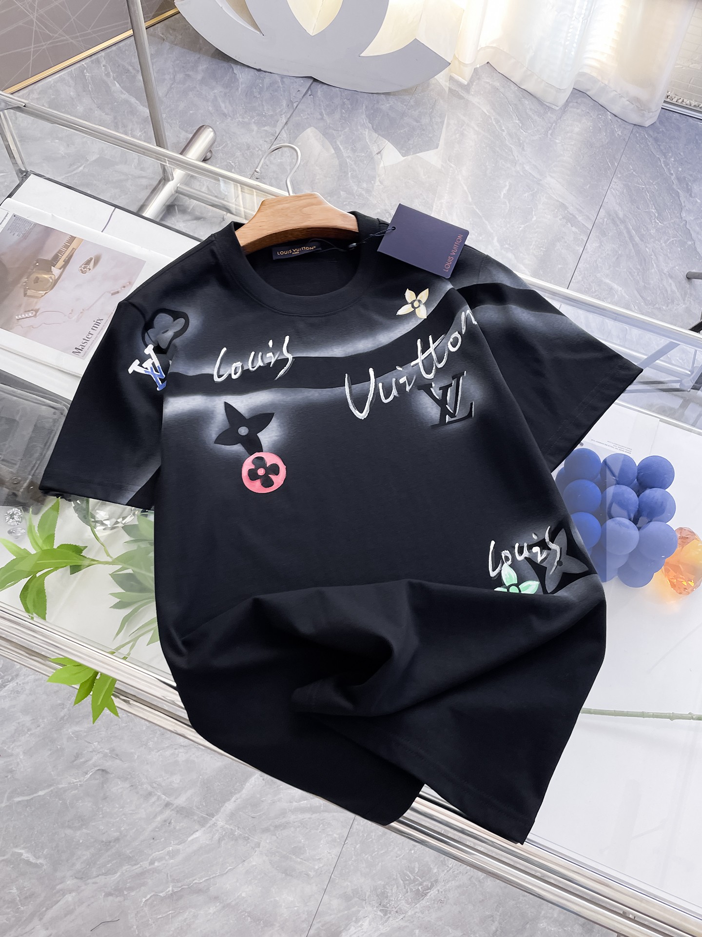 NO:158968,LV new product, hand-painted fashionable single product design, more fashionable and comfortable, high-standard customization, very stylish upper body, customer-supplied auxiliary materials, customer-supplied imported high-end fabric with very delicate texture, exquisite details and exquisite craftsmanship, extremely shaping item, can be matched with any fashion, super good style, a must-have item for trendy men Size M-XXXL Color black. White,,louis vuitton,alexander wang19860909LV 新品,人工手绘时尚单品设计,更加时尚舒适,高标准定制,上身非常有型,客供辅料,客供进口高档面料质感非常细腻,细节工艺精湛考究,塑造性极高的一款单品,任何时装都可以搭配,版型超级好 潮男必备单品 尺码M-XXXL 颜色黑. 白,,louis vuitton,alexander wang,Men's clothing